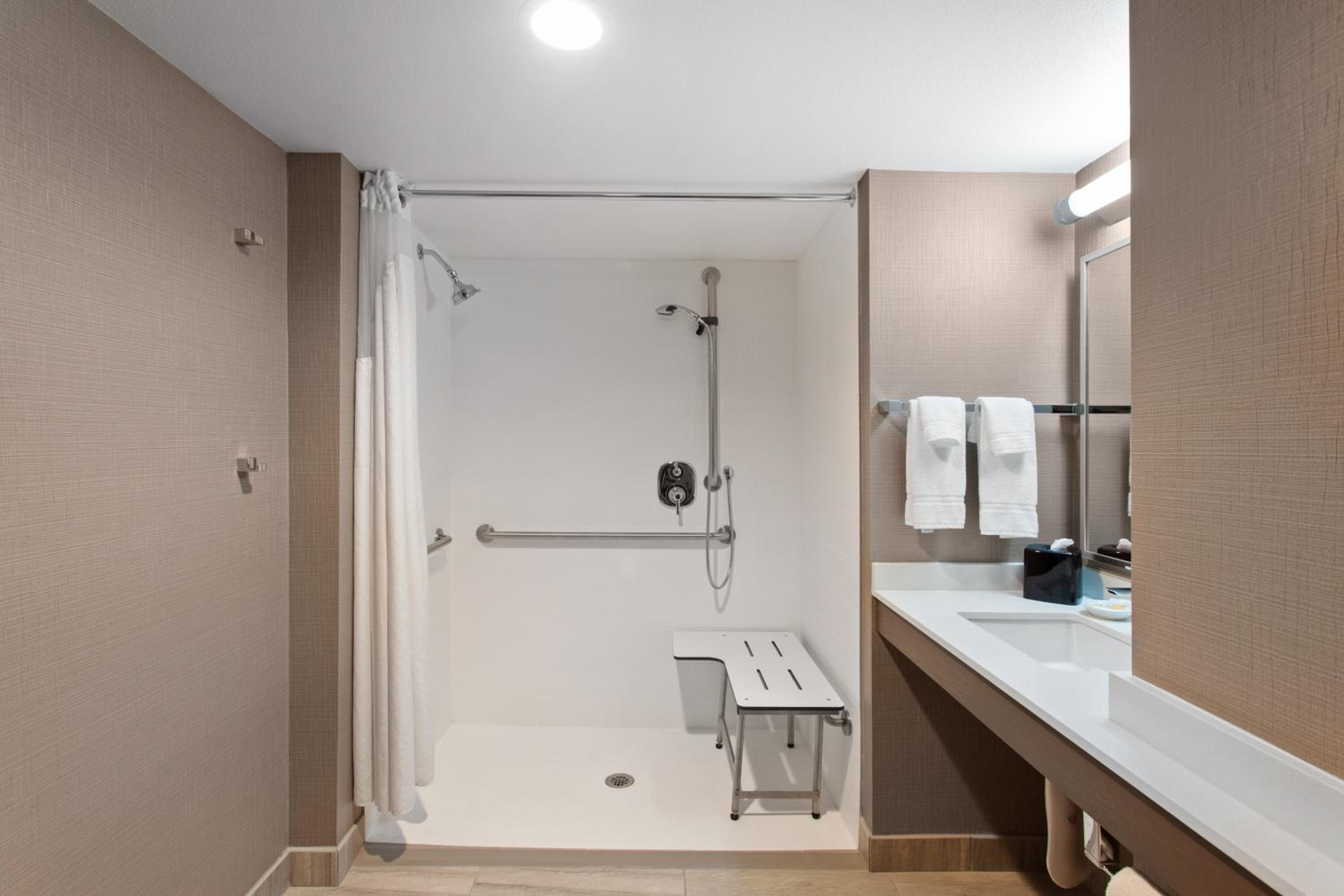 Double Room - Disability Access/Roll-In Shower - Photo 4