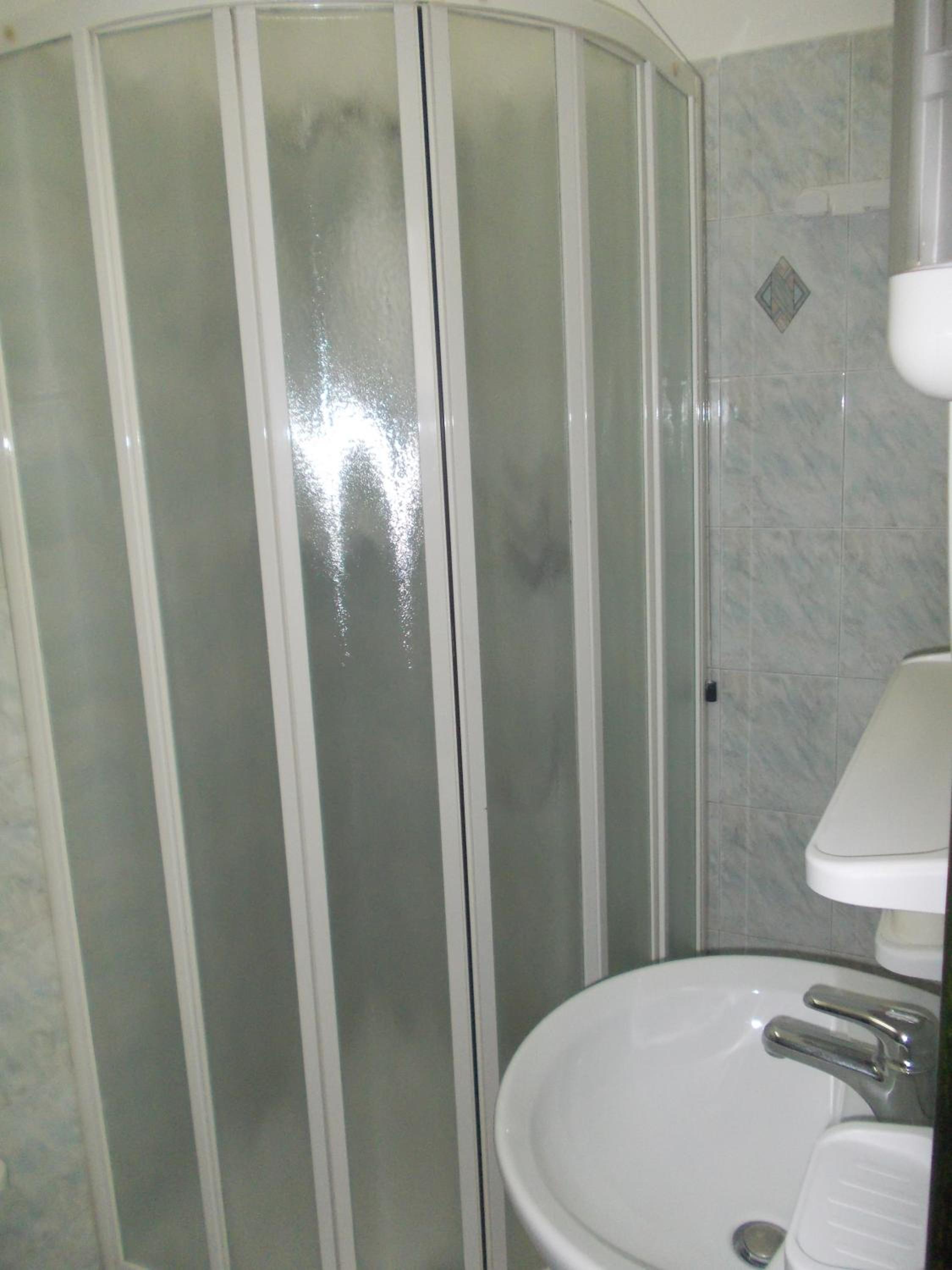 Twin Room with Private Bathroom photo 3