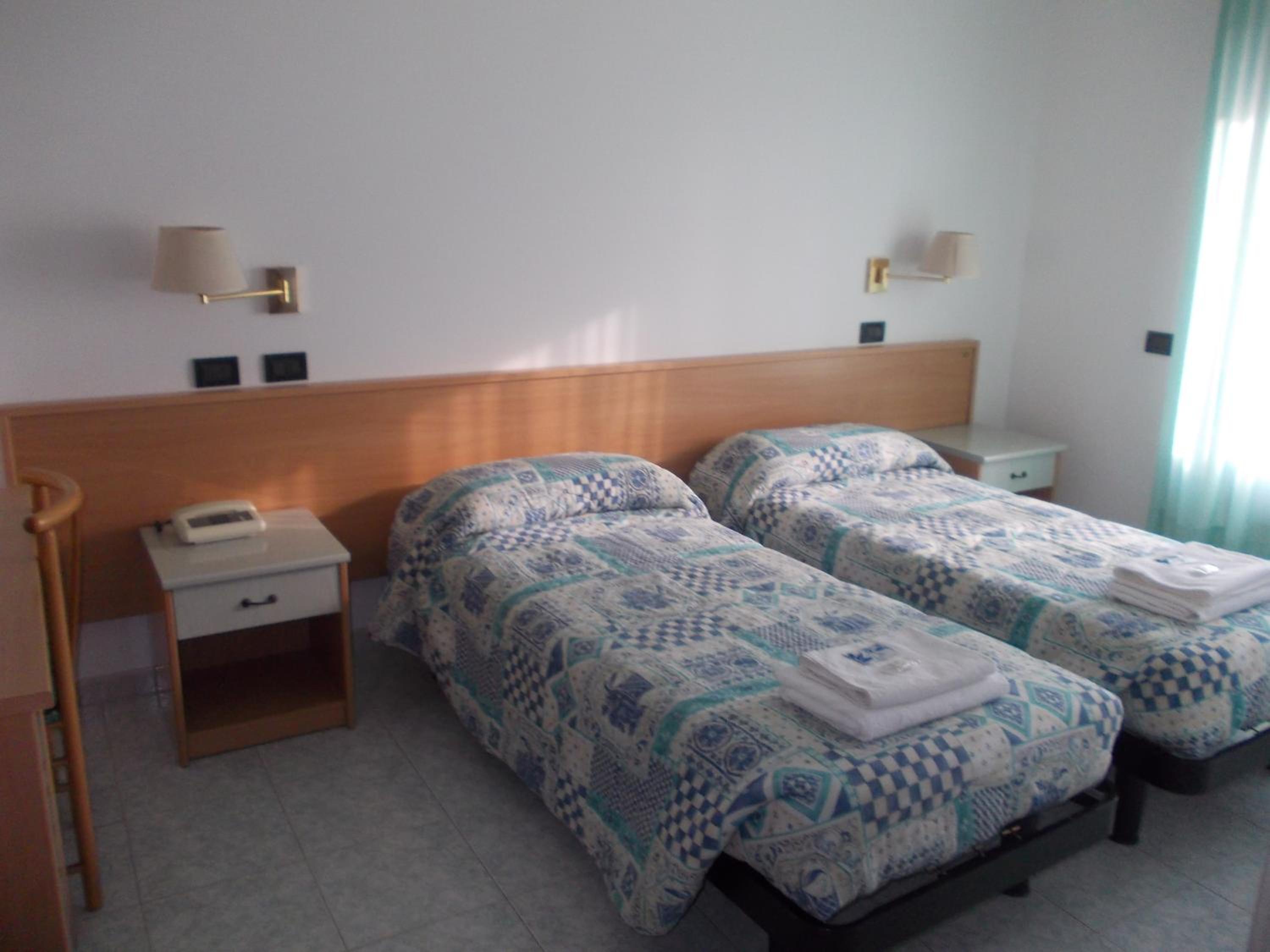 Twin Room with Private Bathroom photo 2