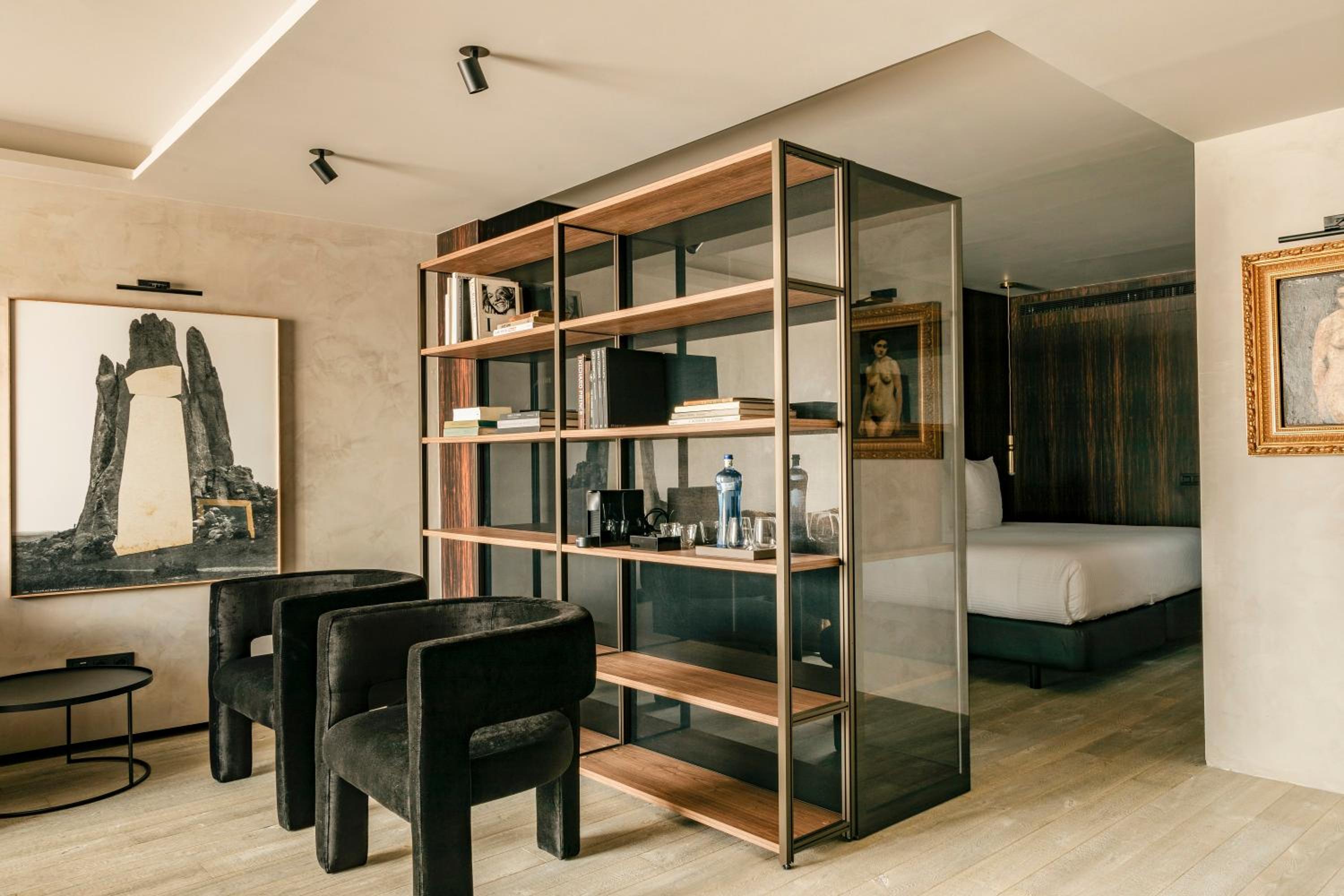Suite Diamante Doble con terraza y vista a la ciudad, con sala de estar independiente.