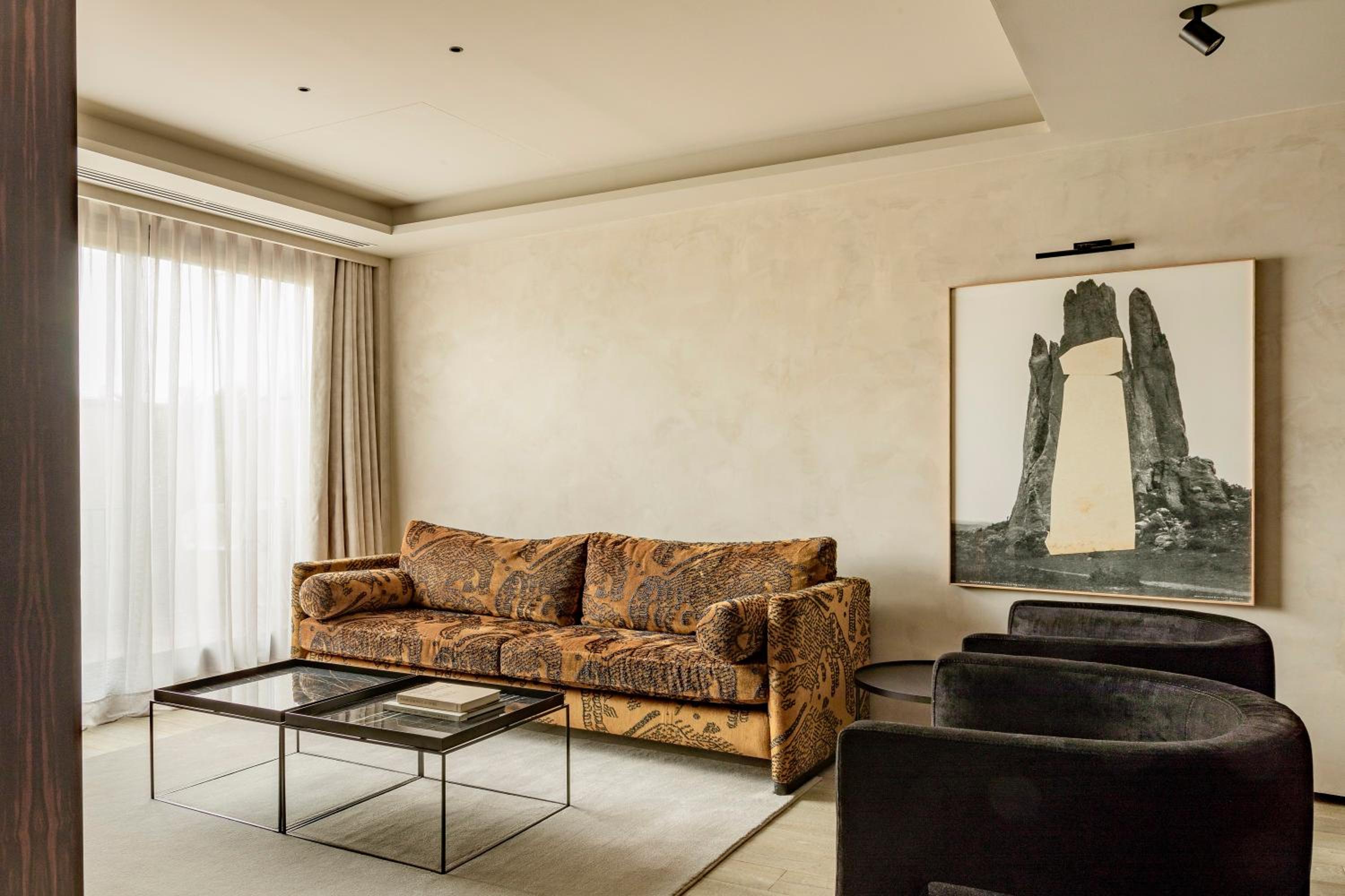 Diamond Suite Double with terrace city view and separate living room photo 2