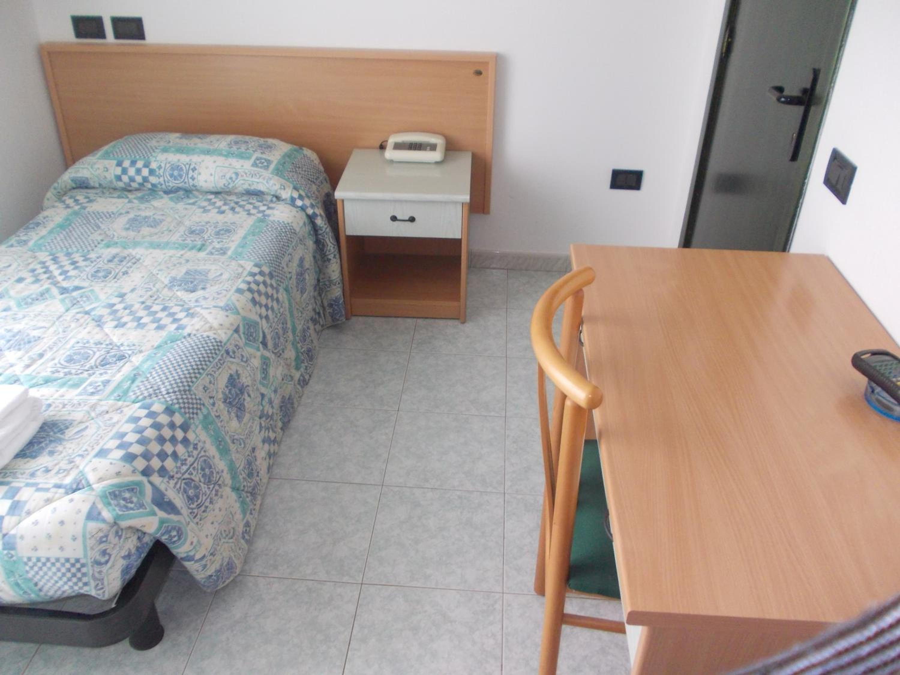 Single Room with Private Bathroom photo 3