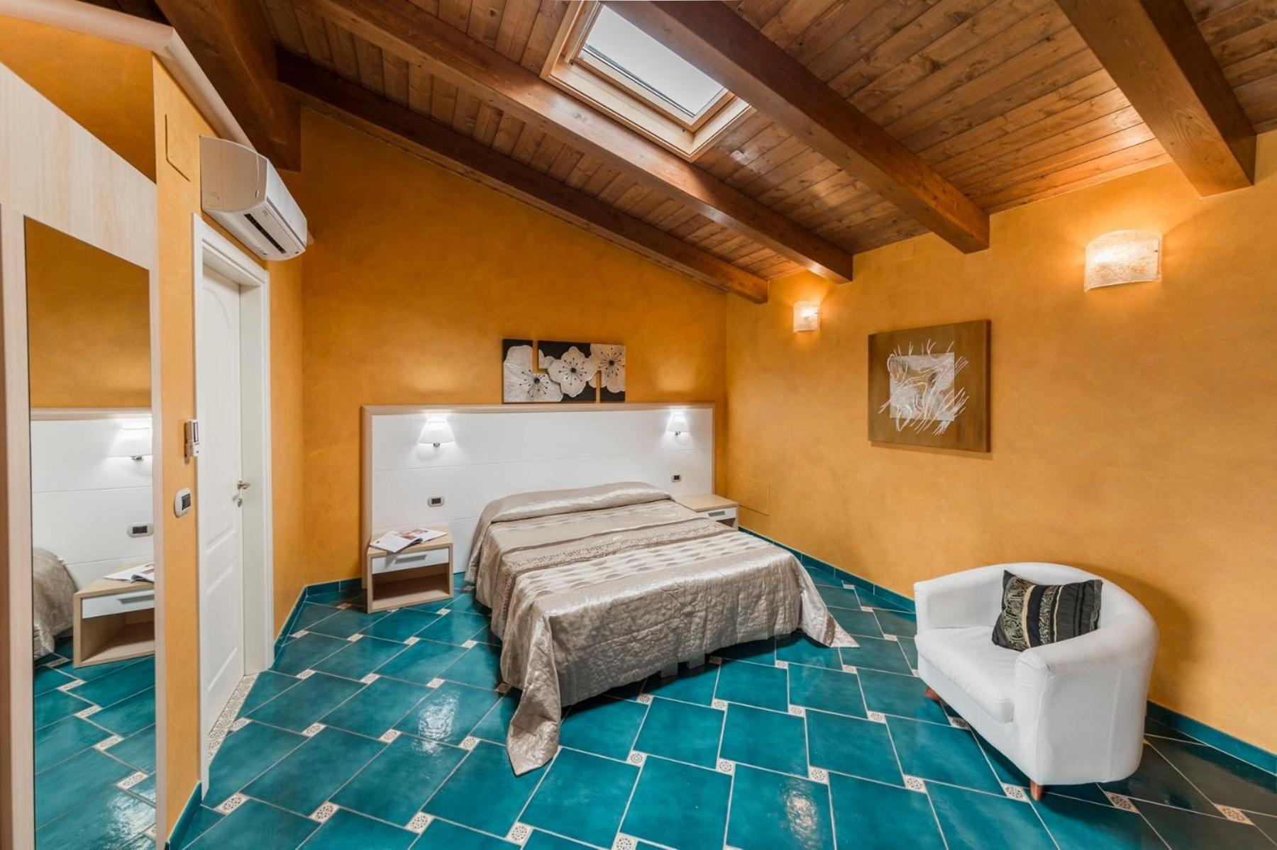 Large Double or Twin Room photo 1