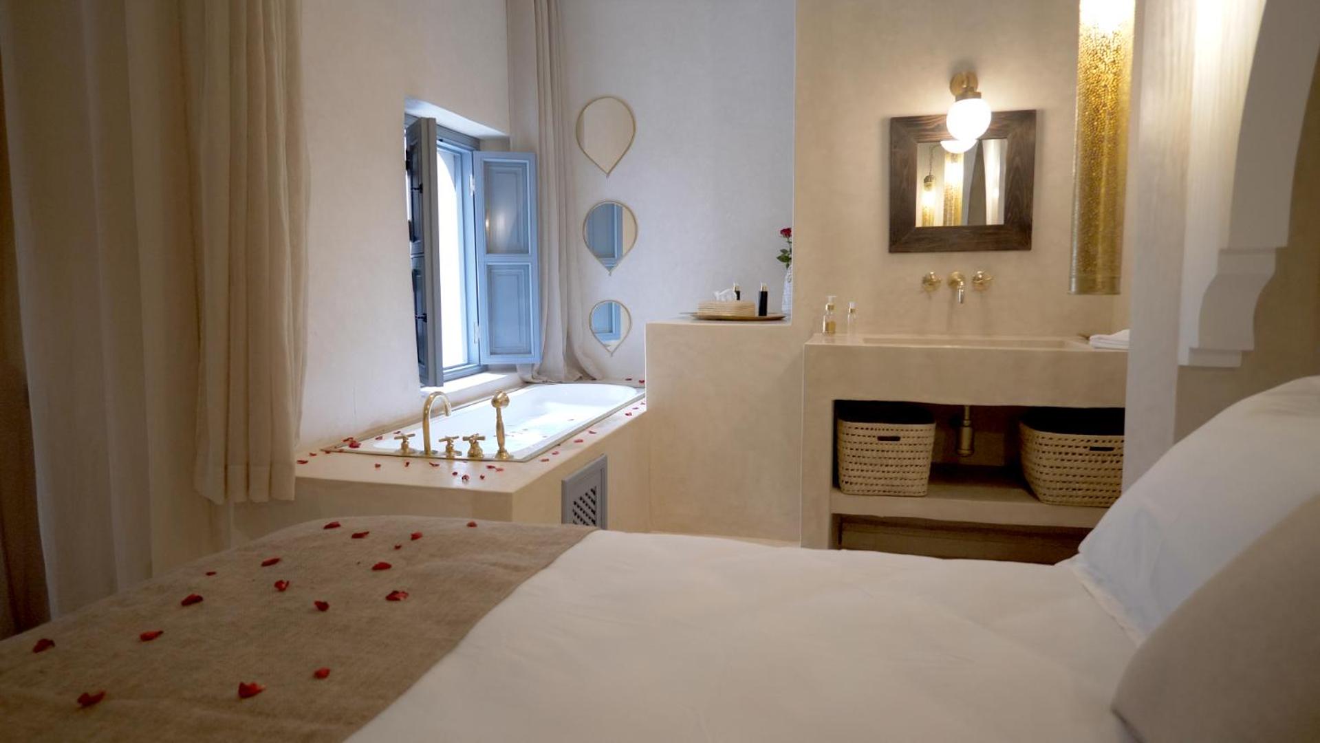 Deluxe Double Room with Bath - Photo 4