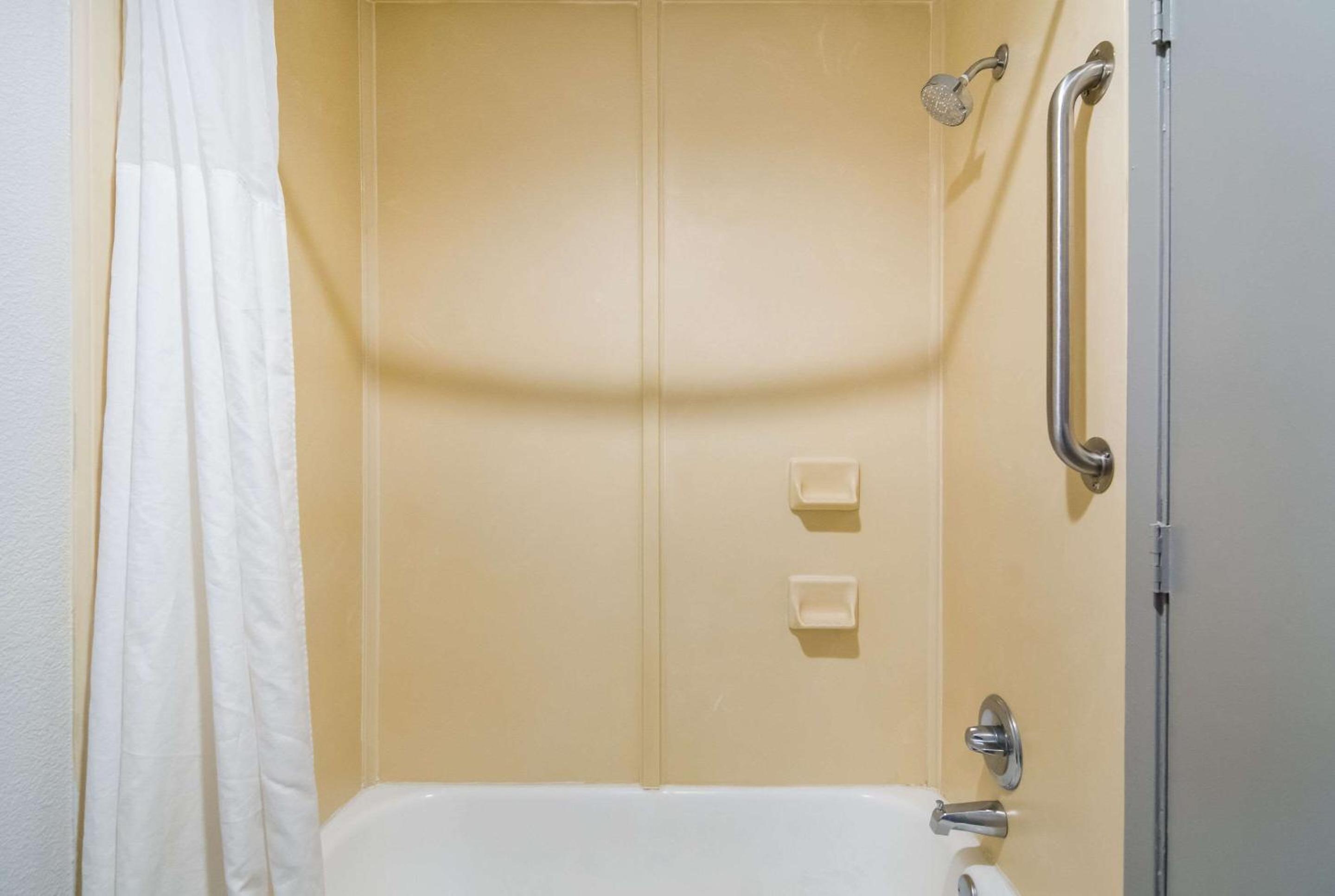 Queen Room with Two Queen Beds - Non-Smoking photo 2