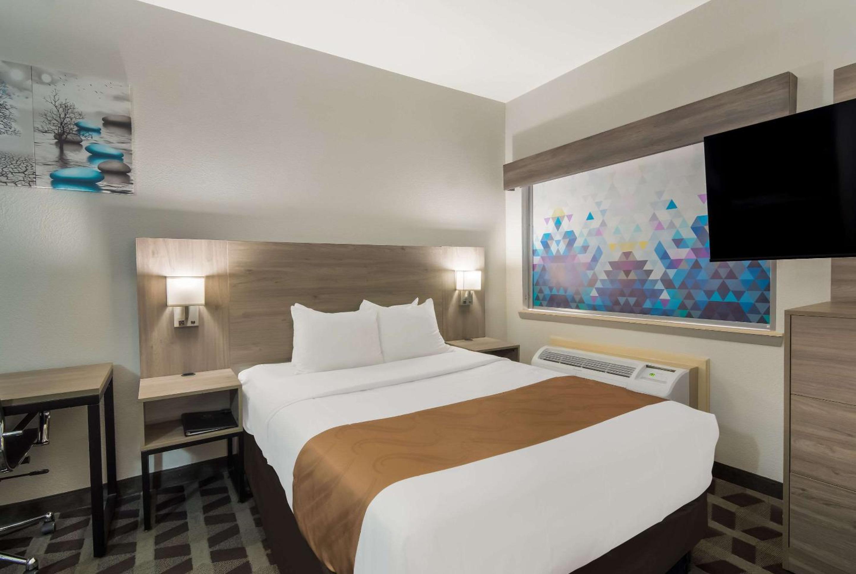 Queen Room with Two Queen Beds - Non-Smoking photo 1