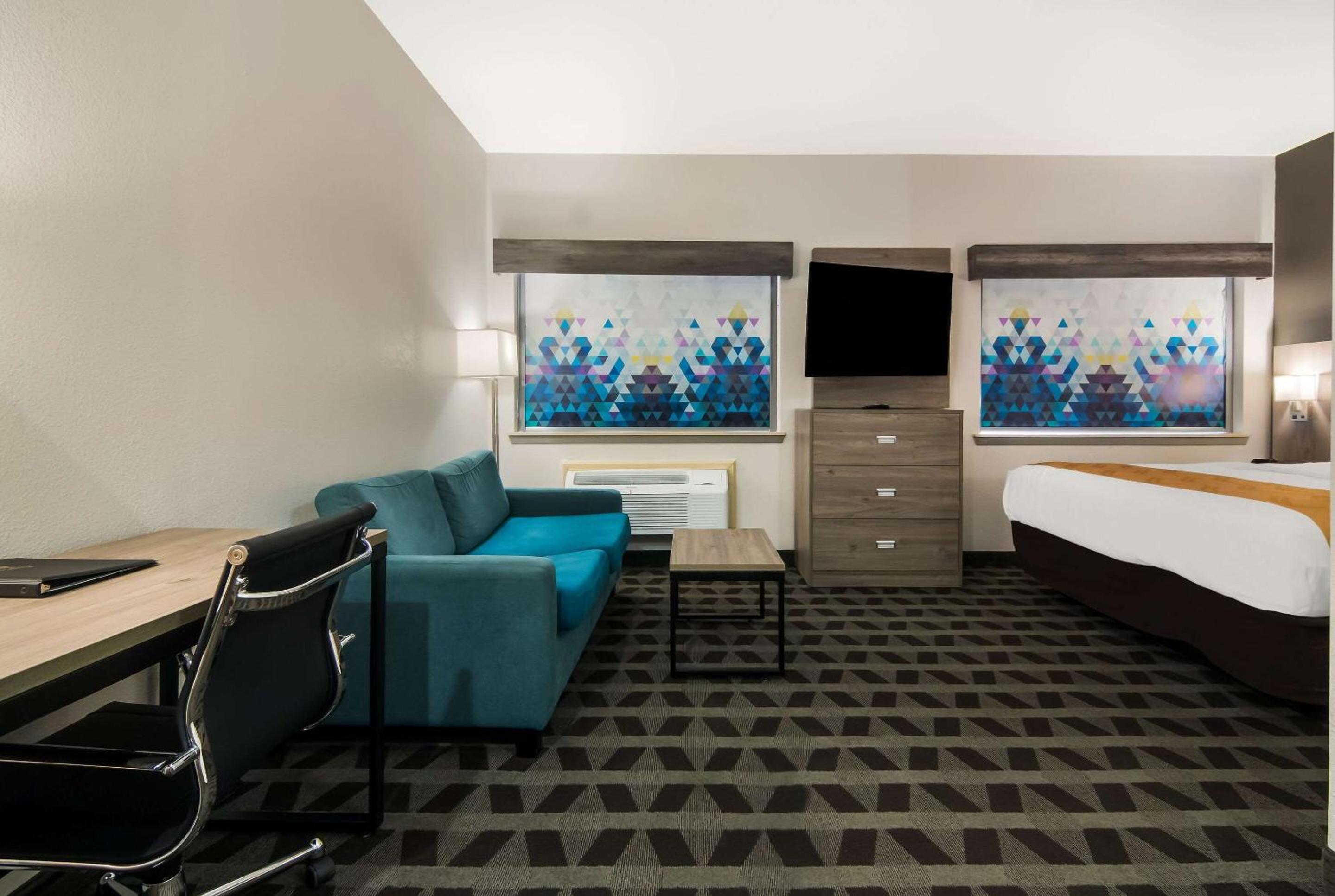 King Suite - Non-Smoking - Photo 2