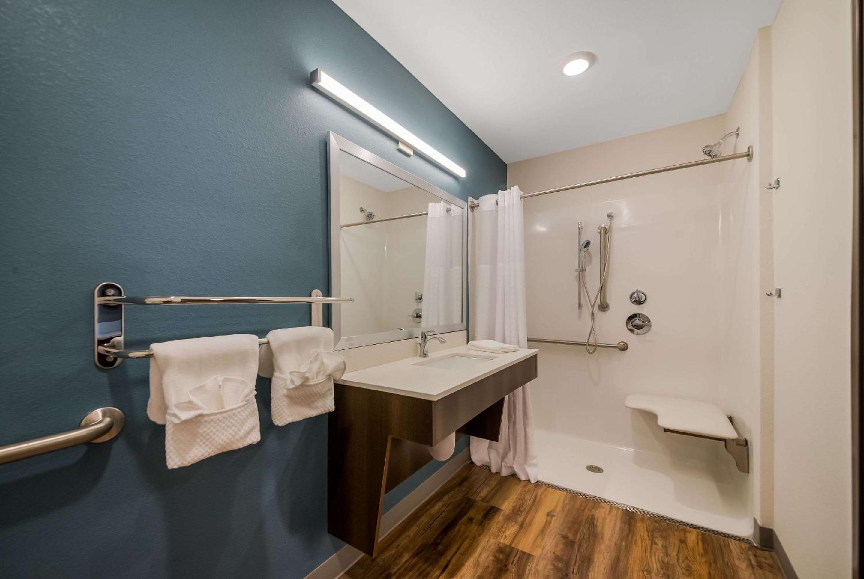 Queen Room with Roll-In Shower - Disability Access/Non Smoking