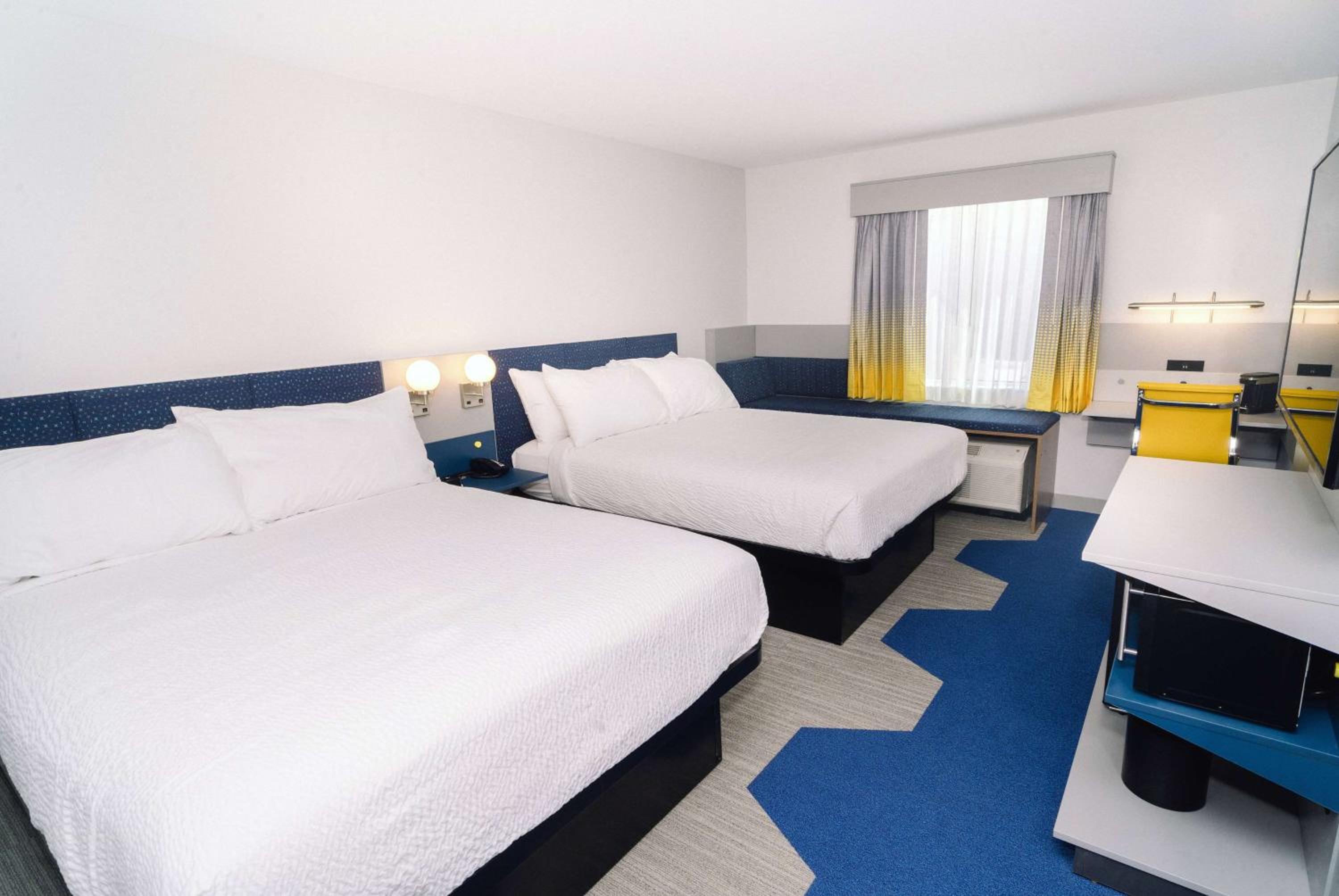 Queen Room with Two Queen Beds - Non-Smoking - Photo 1