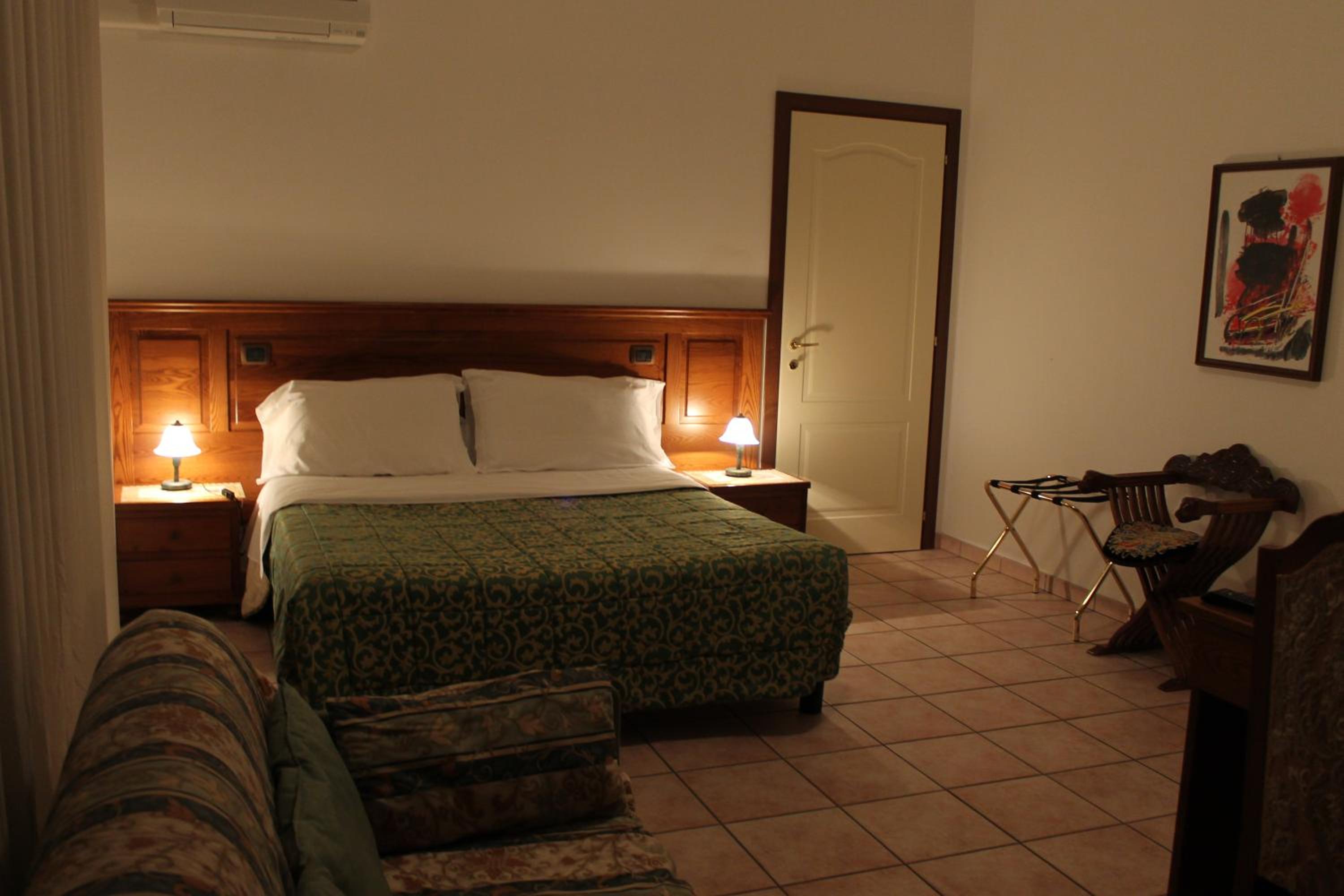 Quadruple Room with Bathroom - Photo 2
