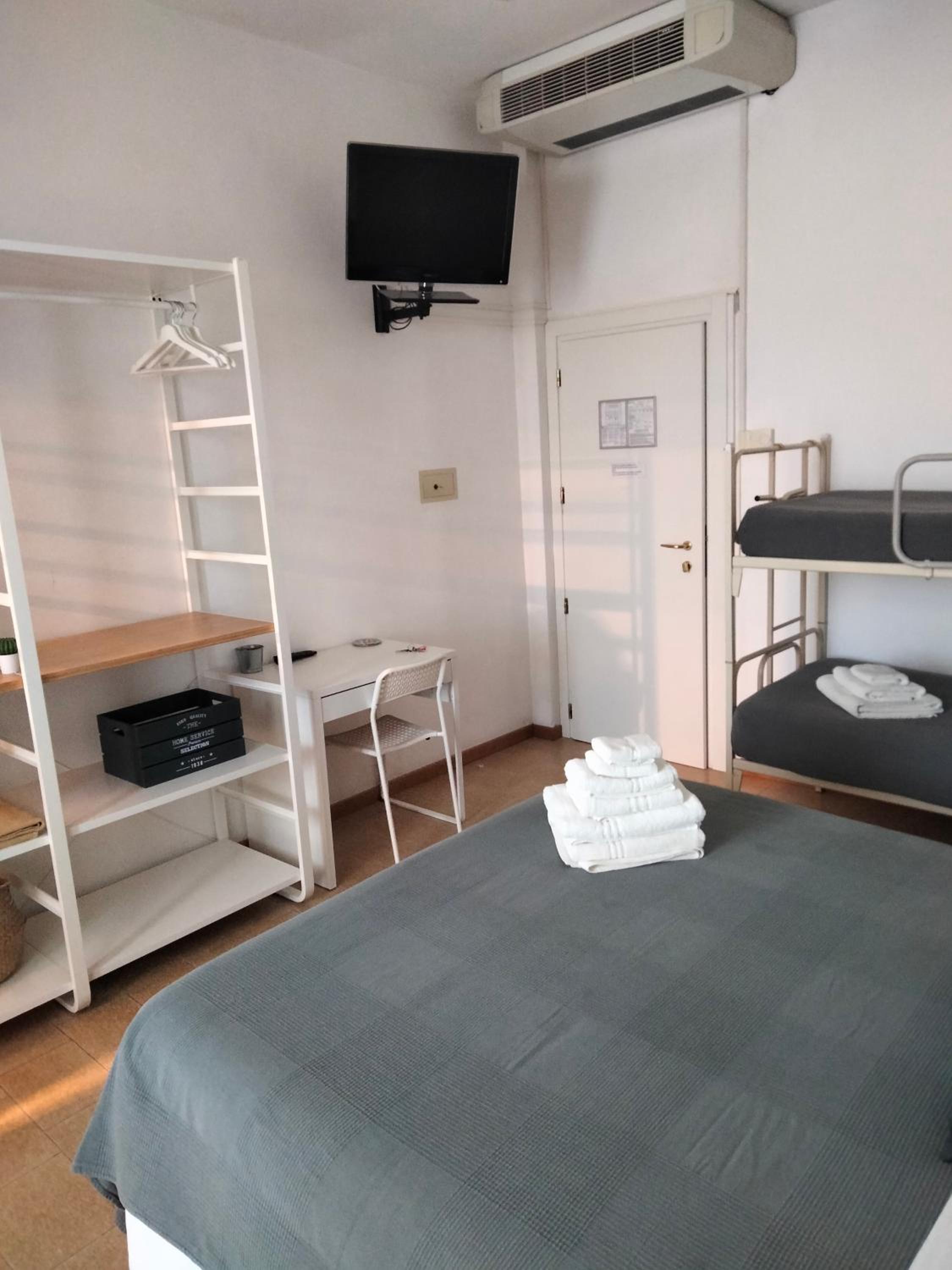 Economy Quadruple Room - Photo 1