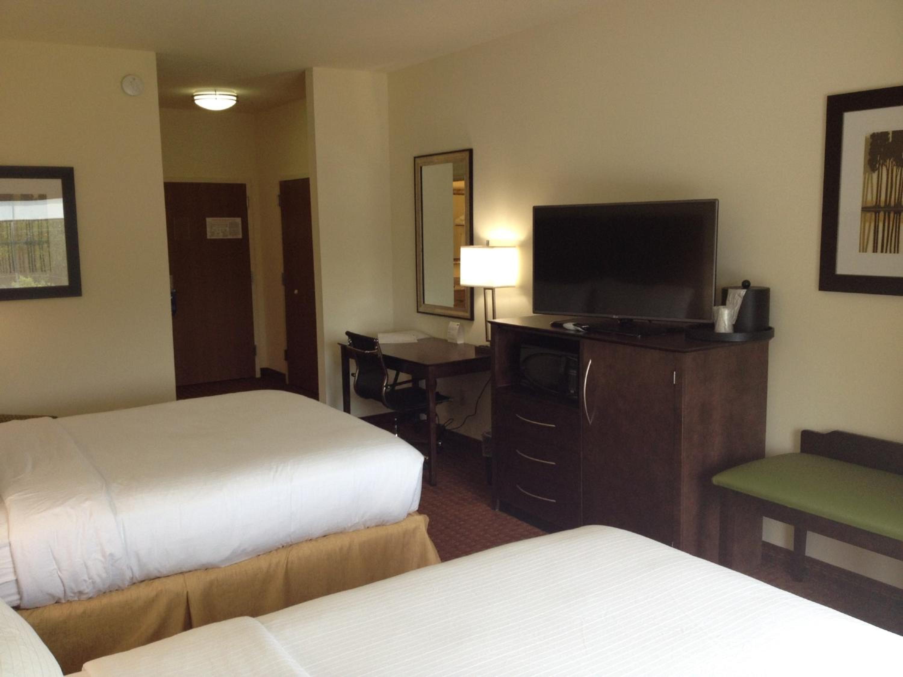 Queen Room with Two Queen Beds - Hearing Accessible/Non-Smoking photo 2