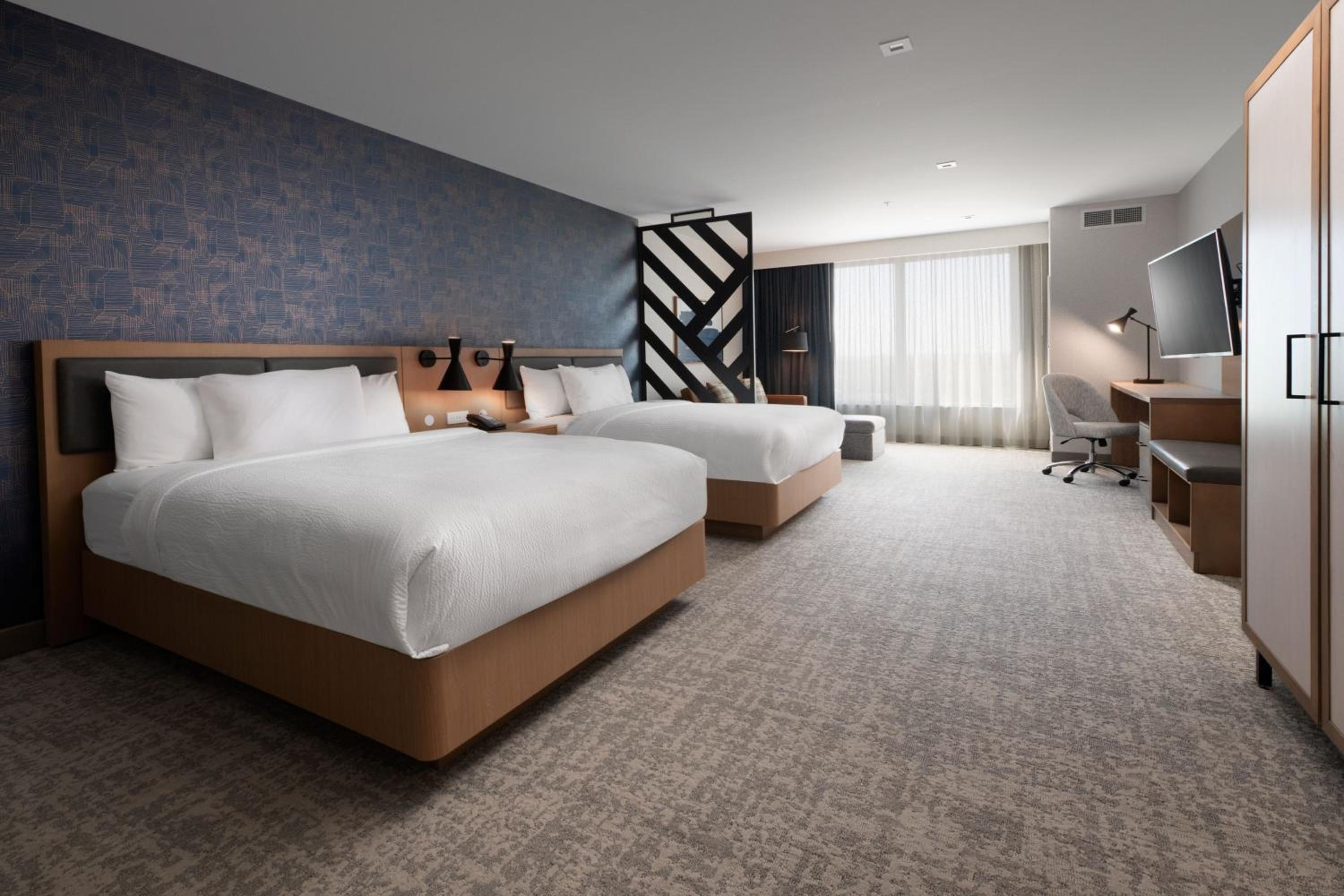 Studio with Two Queen Beds - Photo 4