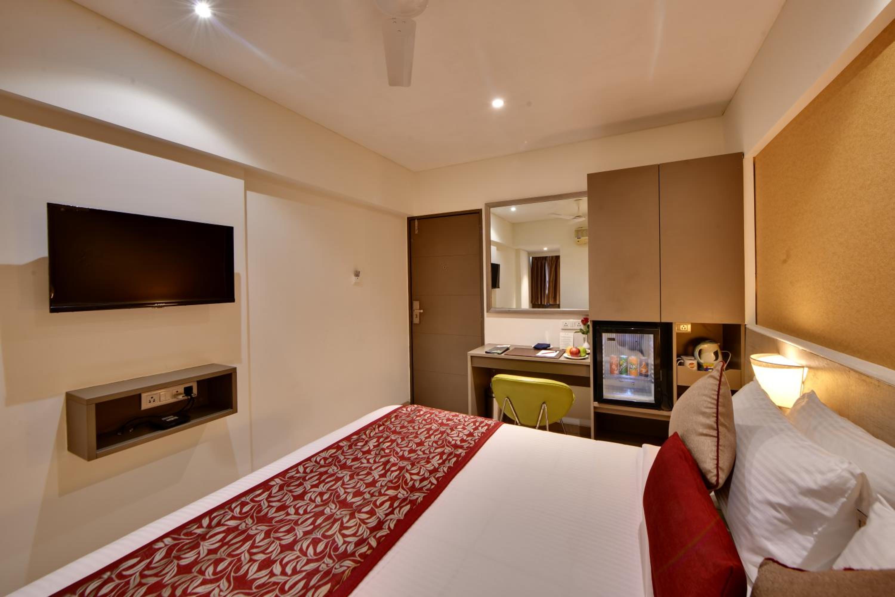 Standard King Room photo 2
