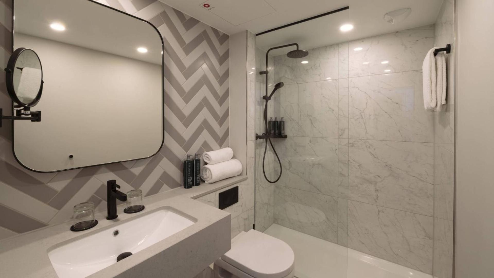 Twin Room with Park View thumbnail 5