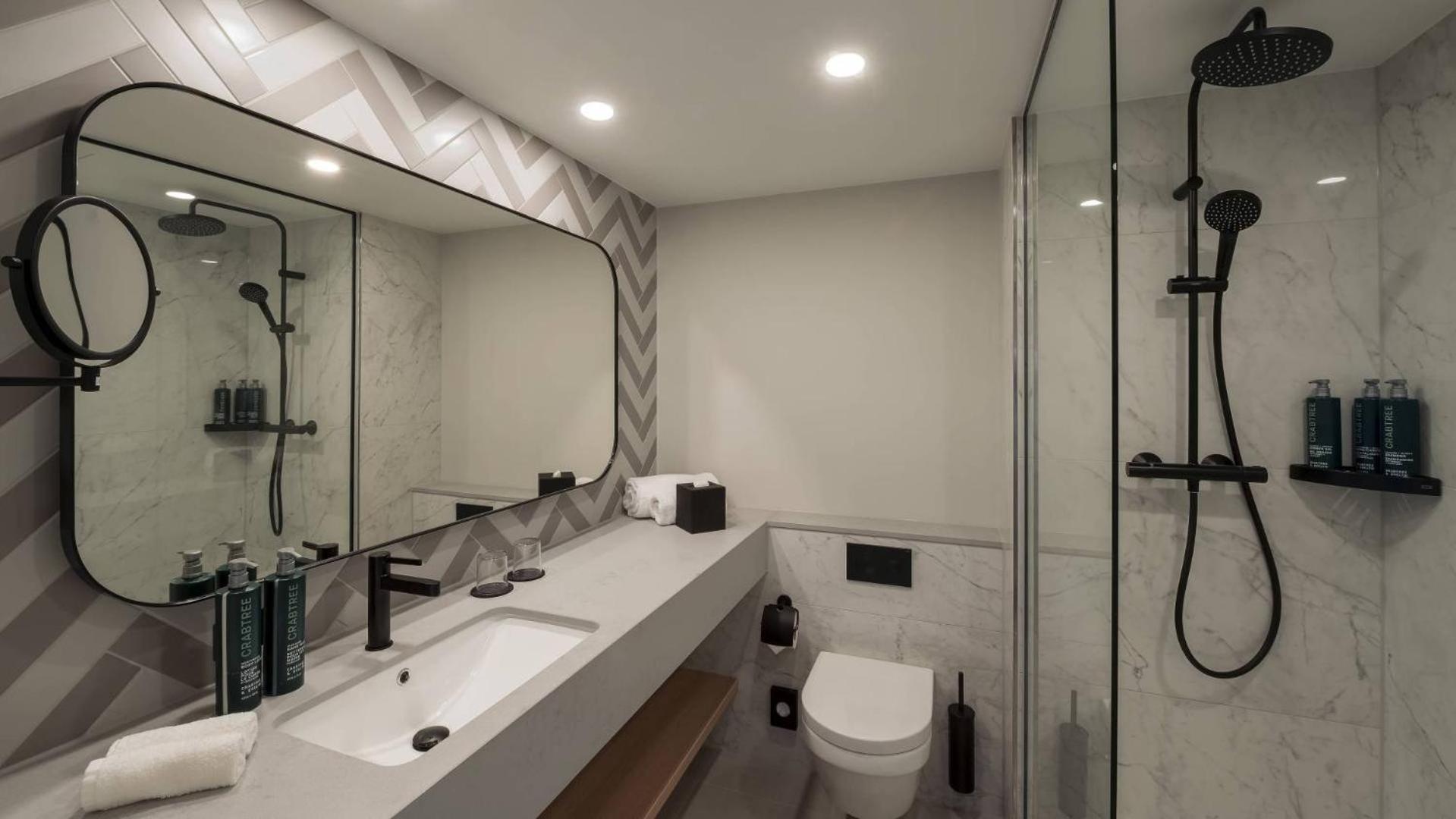 Superior Twin Room With City View thumbnail 5