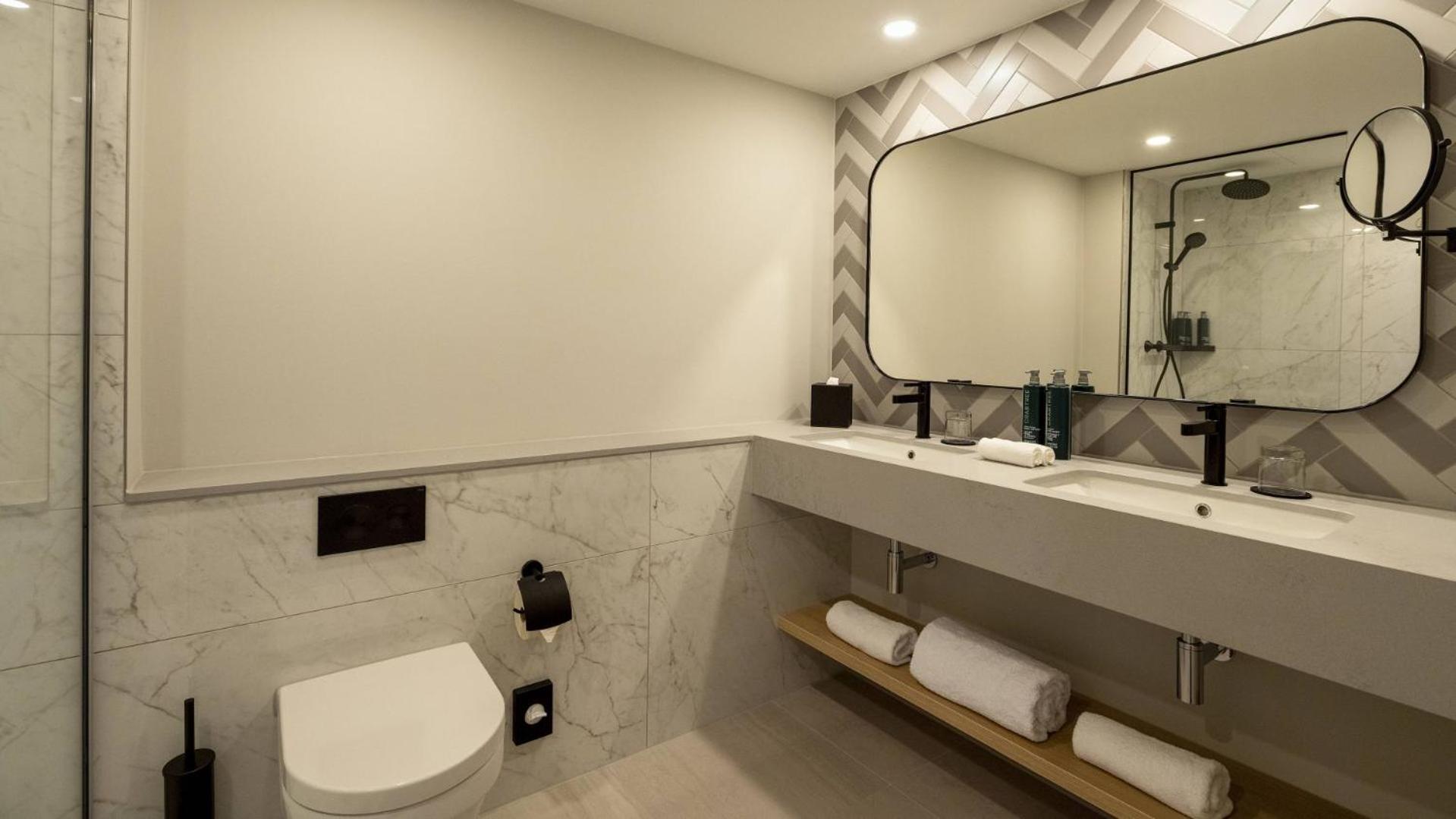 One-Bedroom Corner King Suite