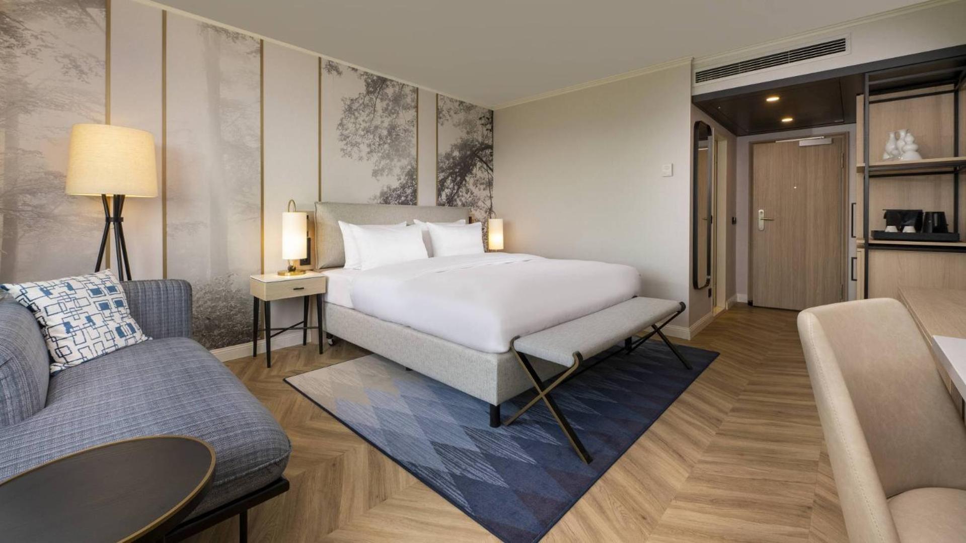 Superior King Room With City View