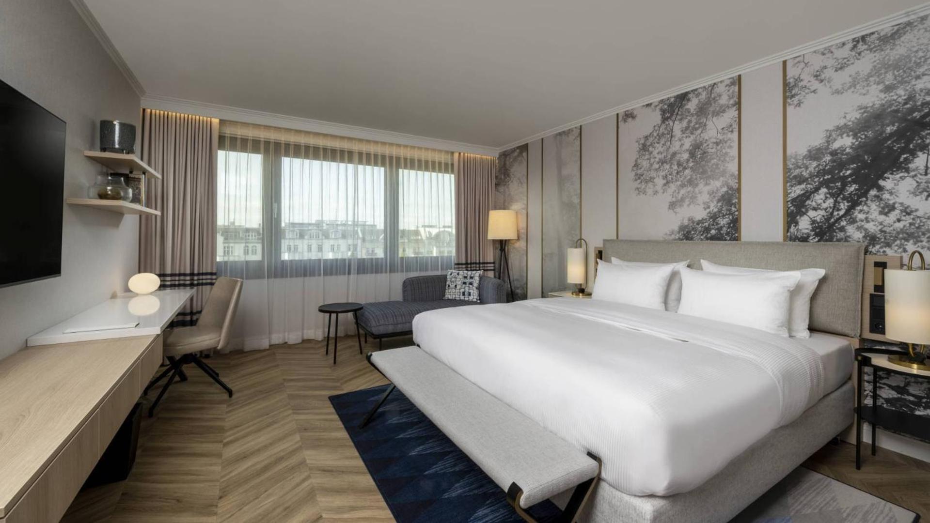 Superior King Room With City View
