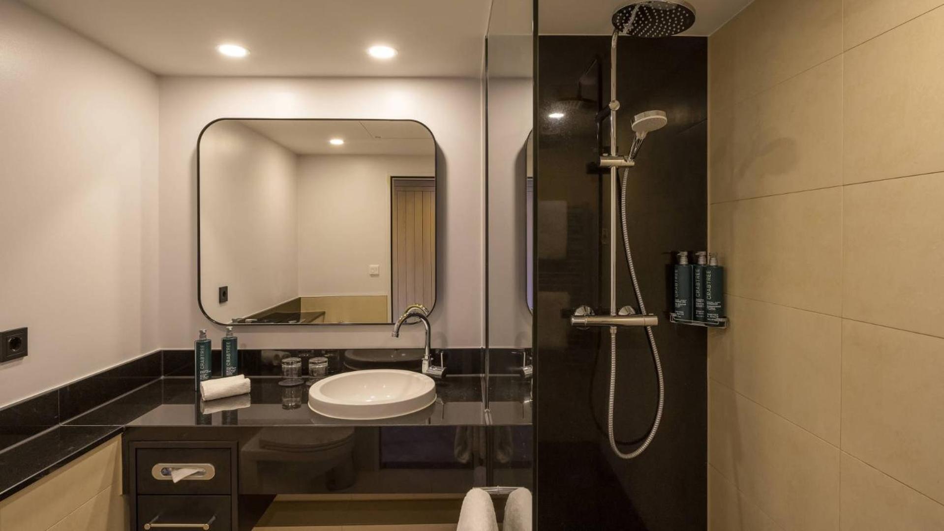 Twin Room with Park View thumbnail 6