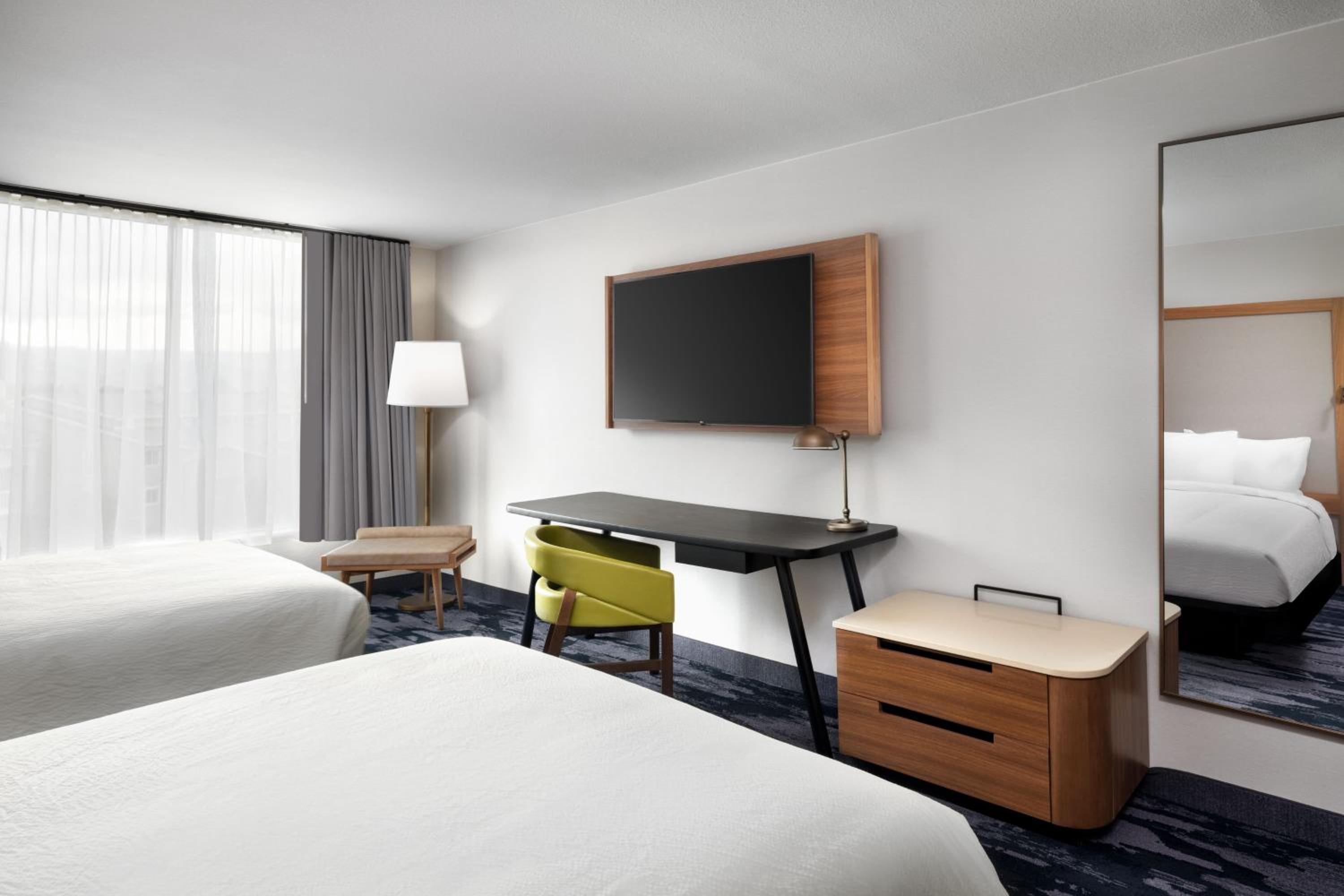 Queen Room with Two Queen Beds - Photo 7
