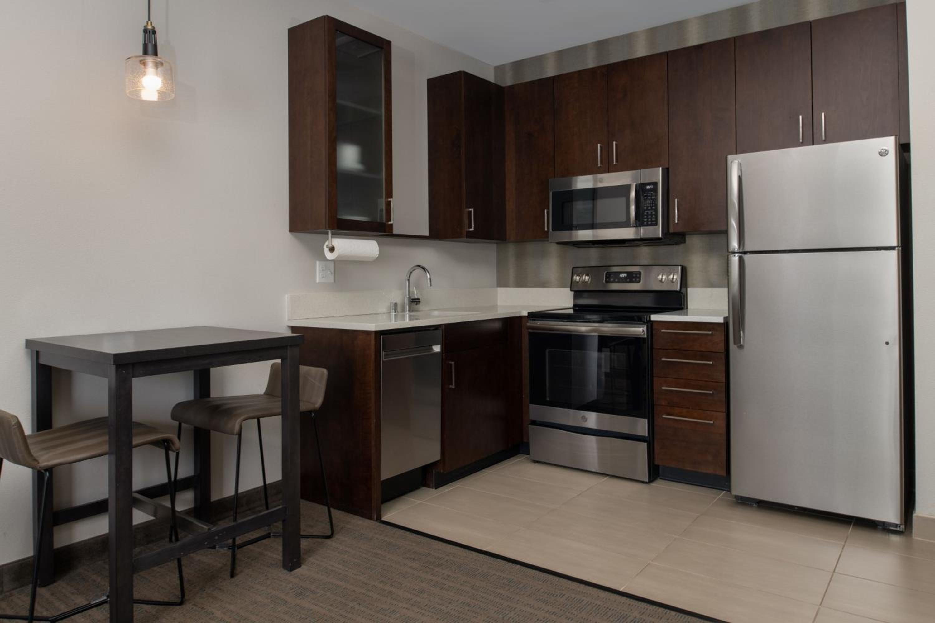 1 Bedroom Suite, 1 King, Sofa bed - Photo 5