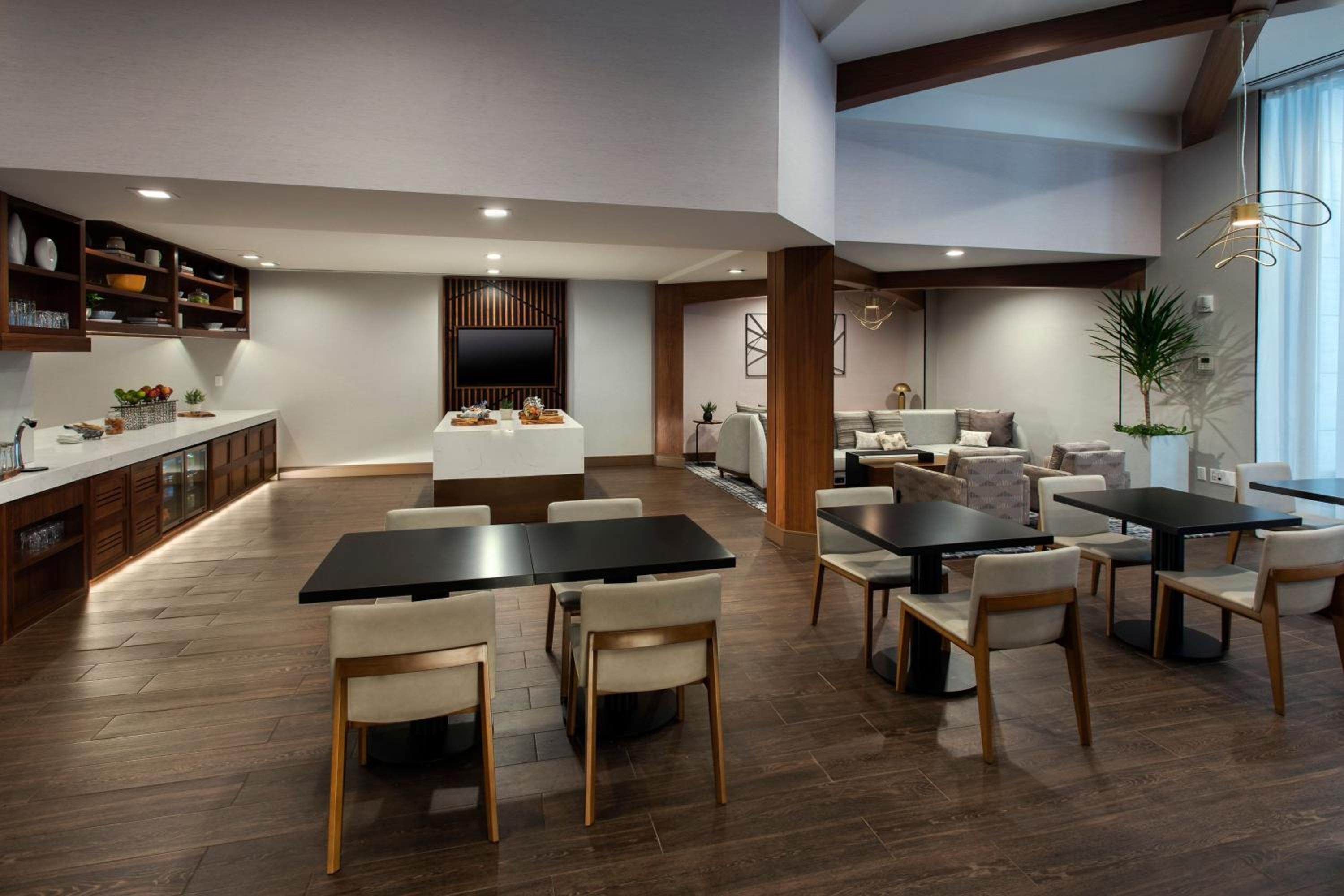 King Room with City View - Club Lounge Access - Photo 10