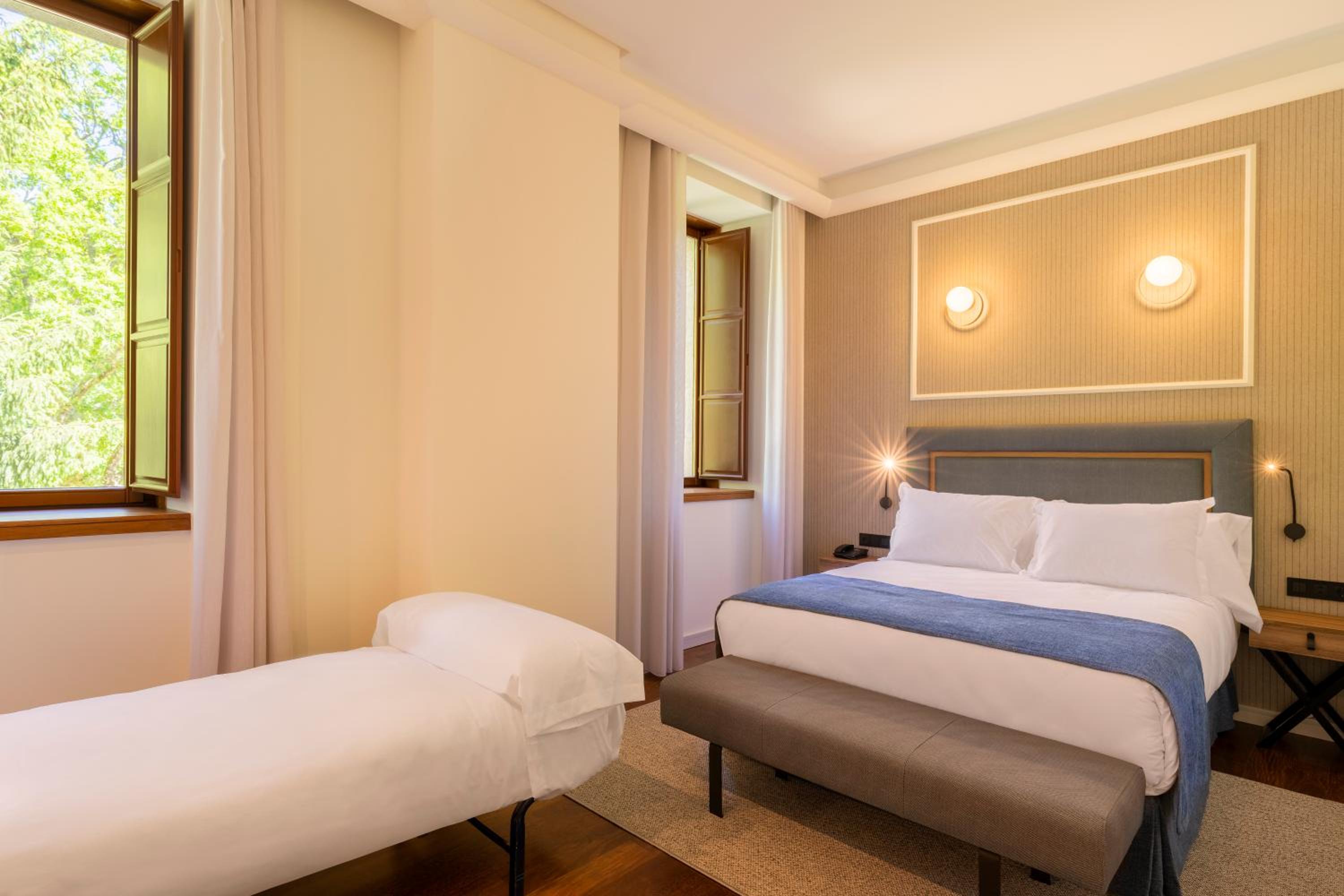 Deluxe Double Room (2 Adults + 1 Child) - Photo 1