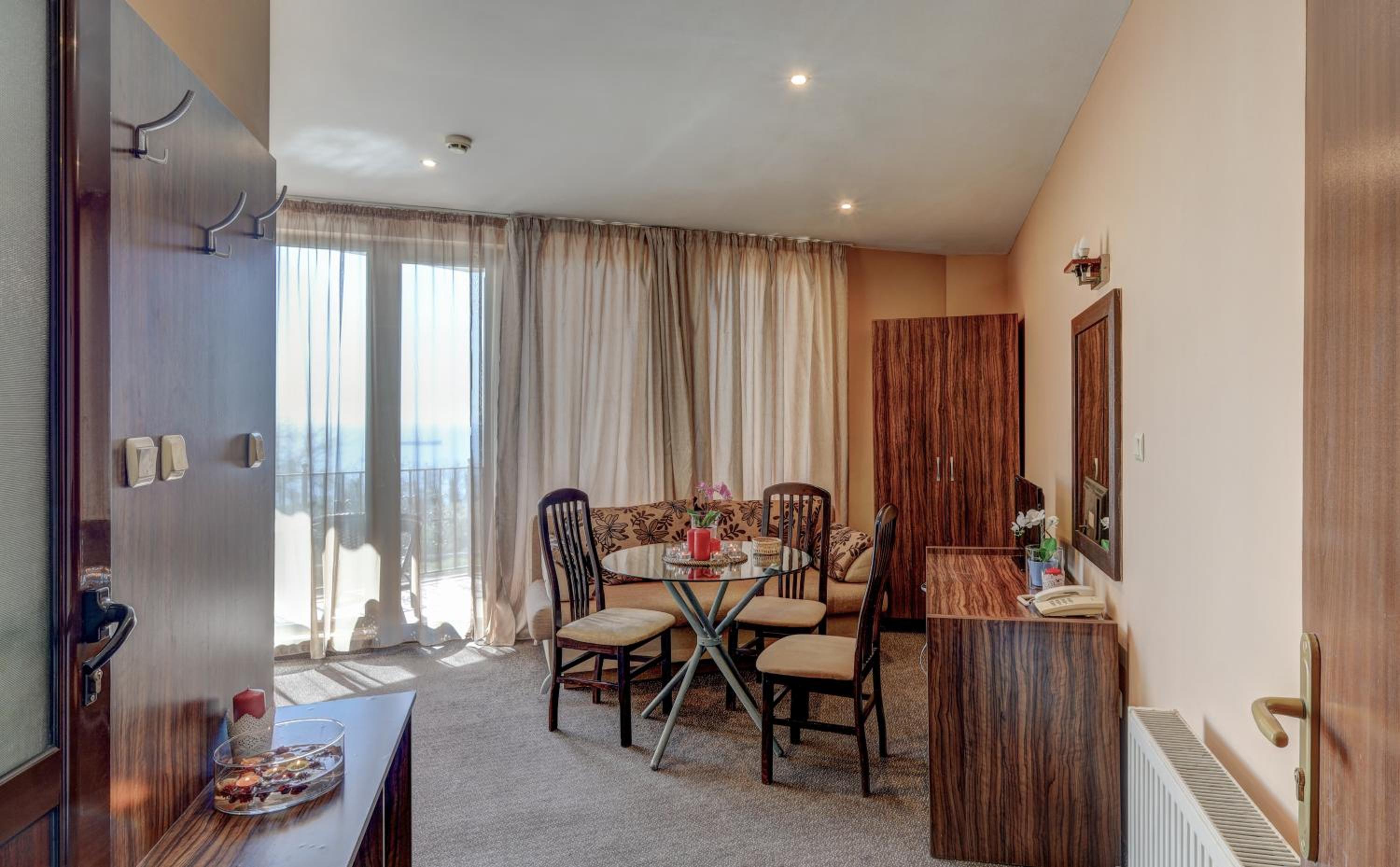 Studio with Balcony - Photo 8