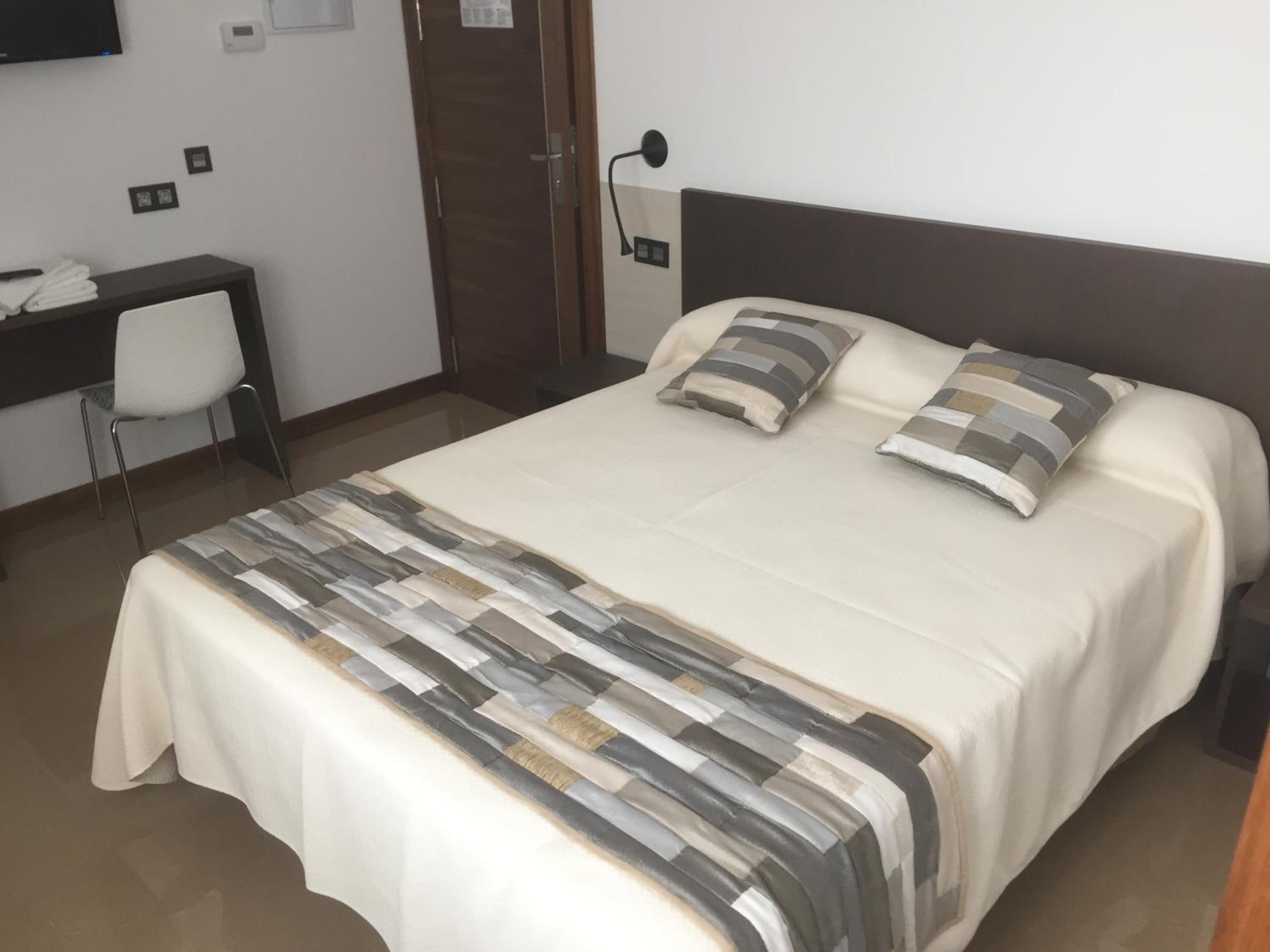Double or Twin Room - Photo 14