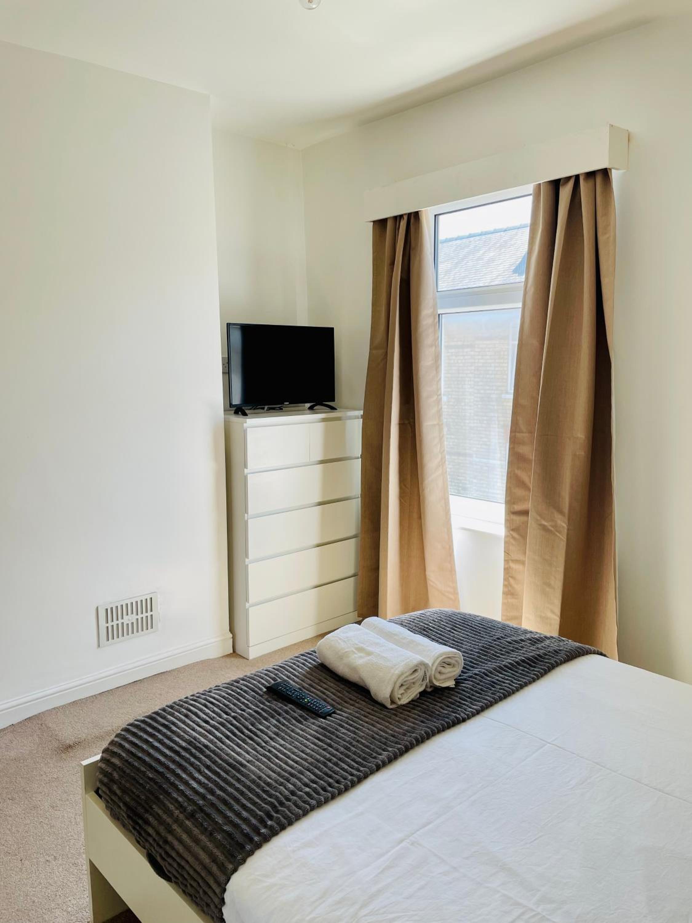 Three-Bedroom House - Photo 6
