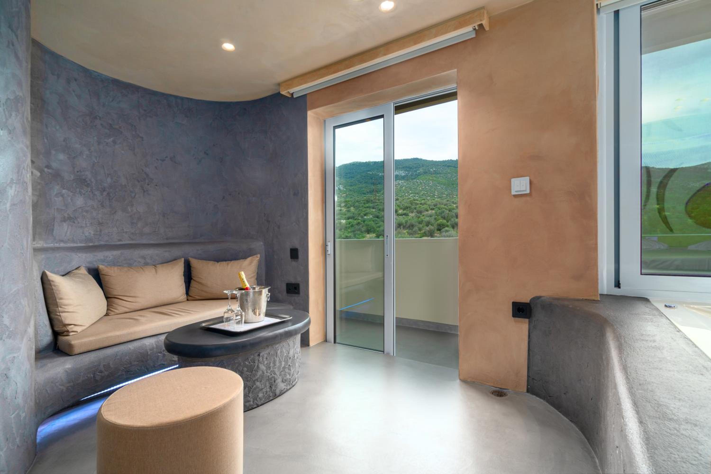 King Suite with Spa Bath - Photo 10