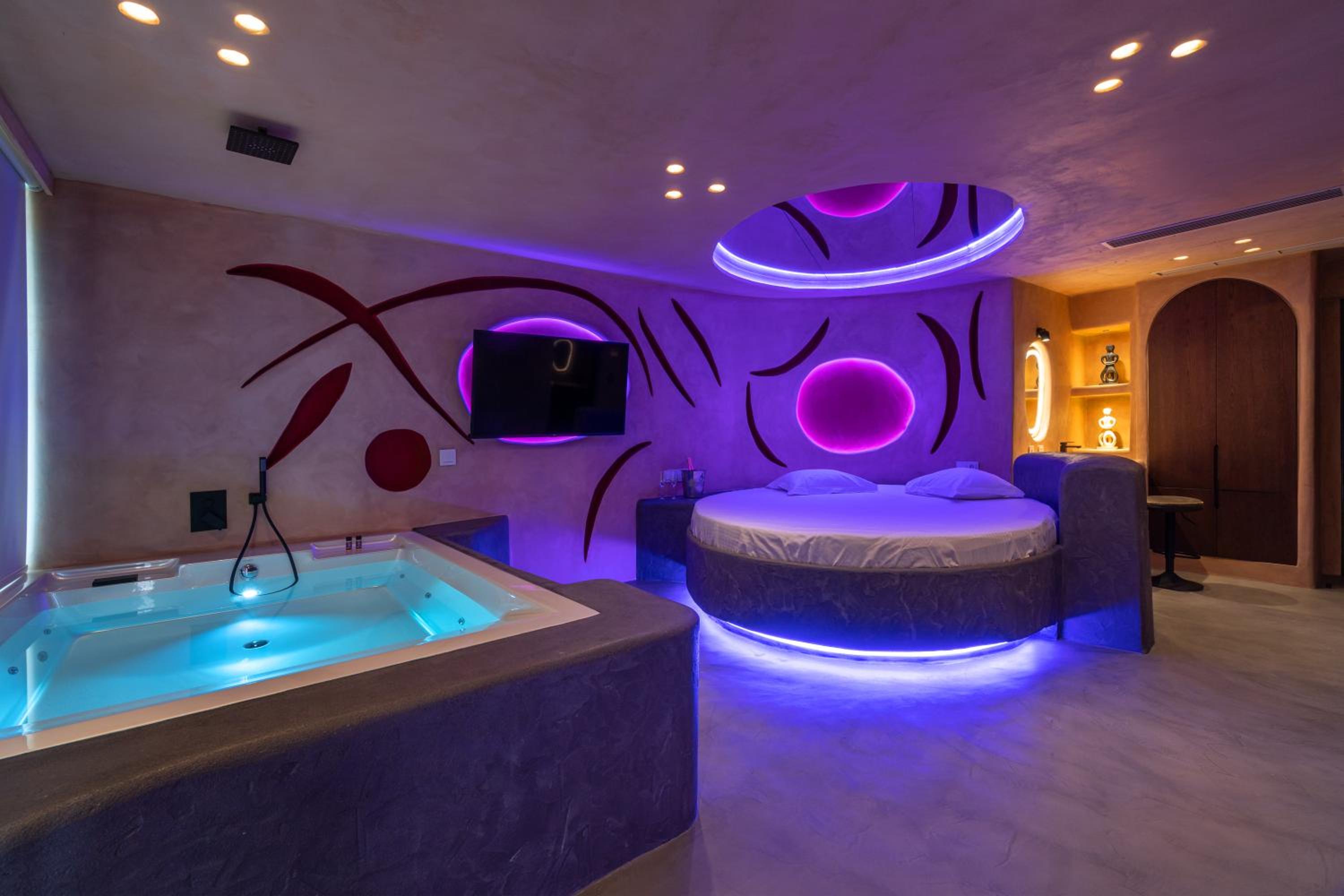 King Suite with Spa Bath - Photo 11