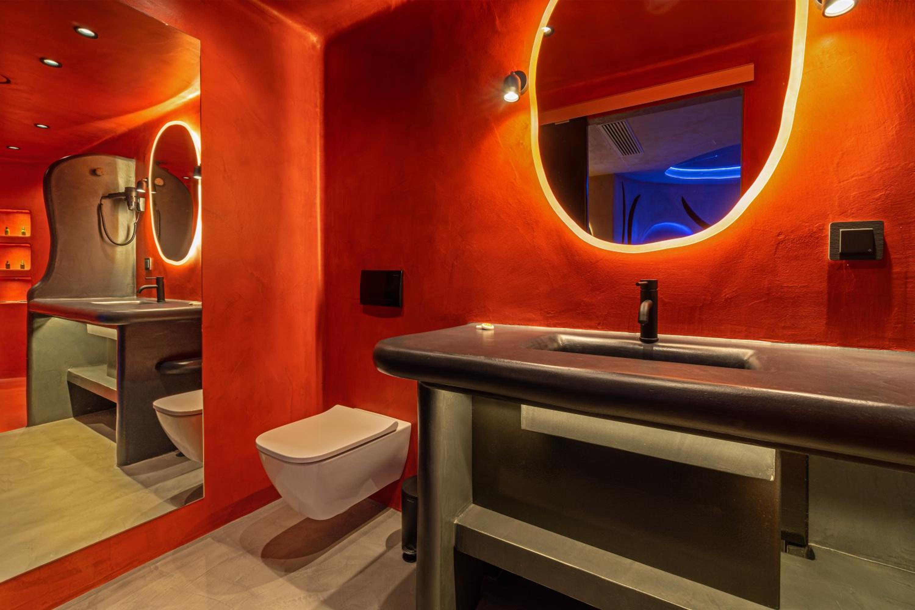 King Suite with Spa Bath - Photo 8