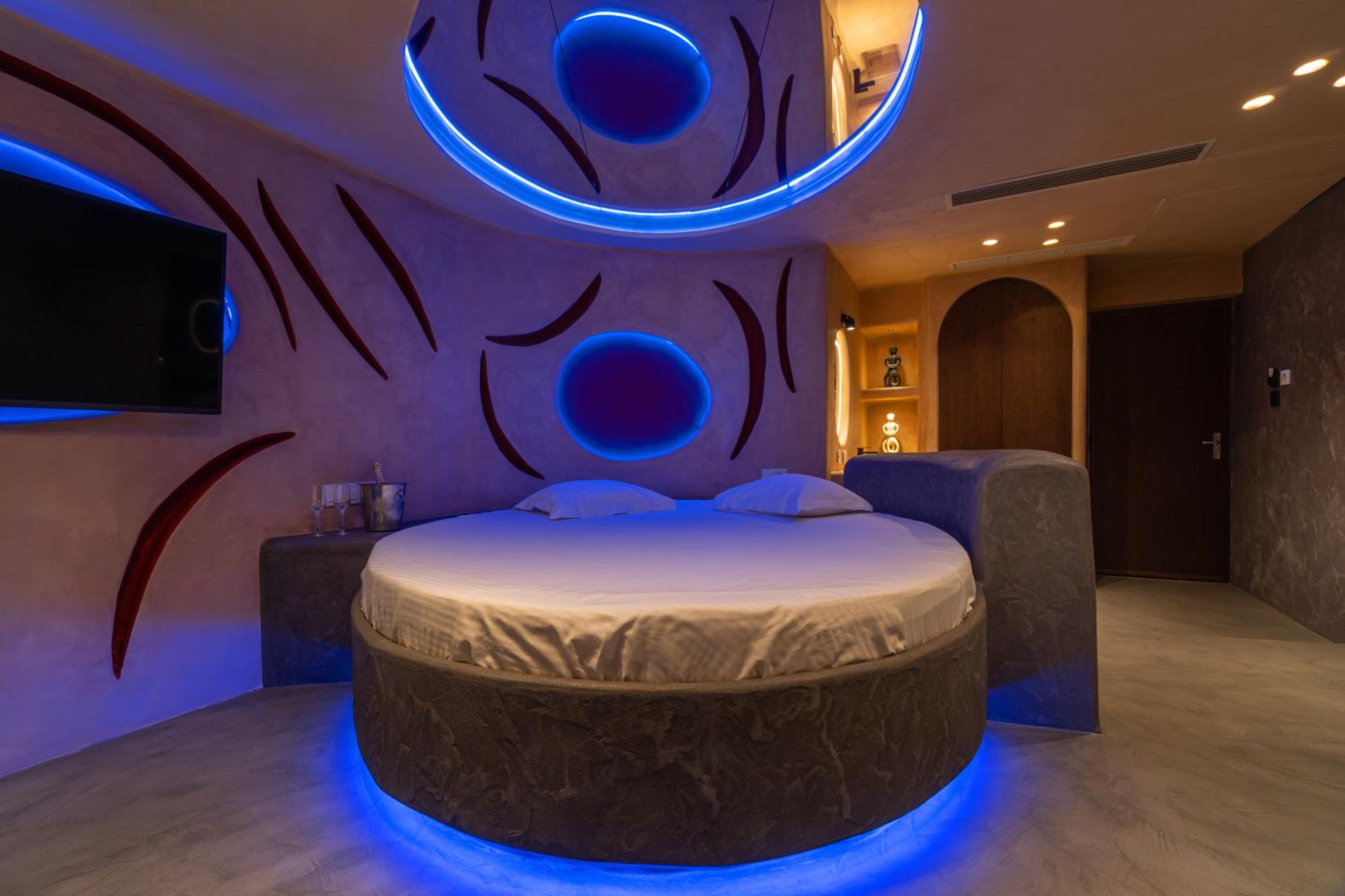 King Suite with Spa Bath - Photo 12