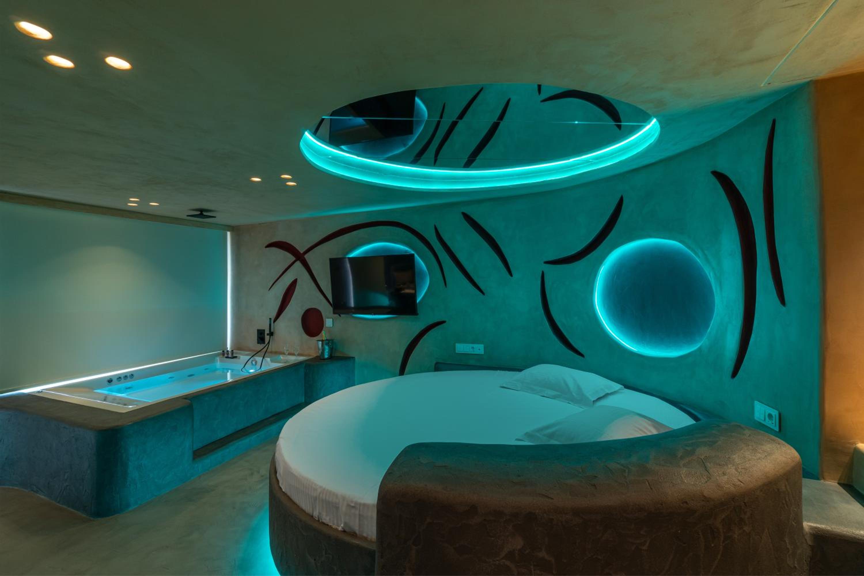 King Suite with Spa Bath - Photo 13