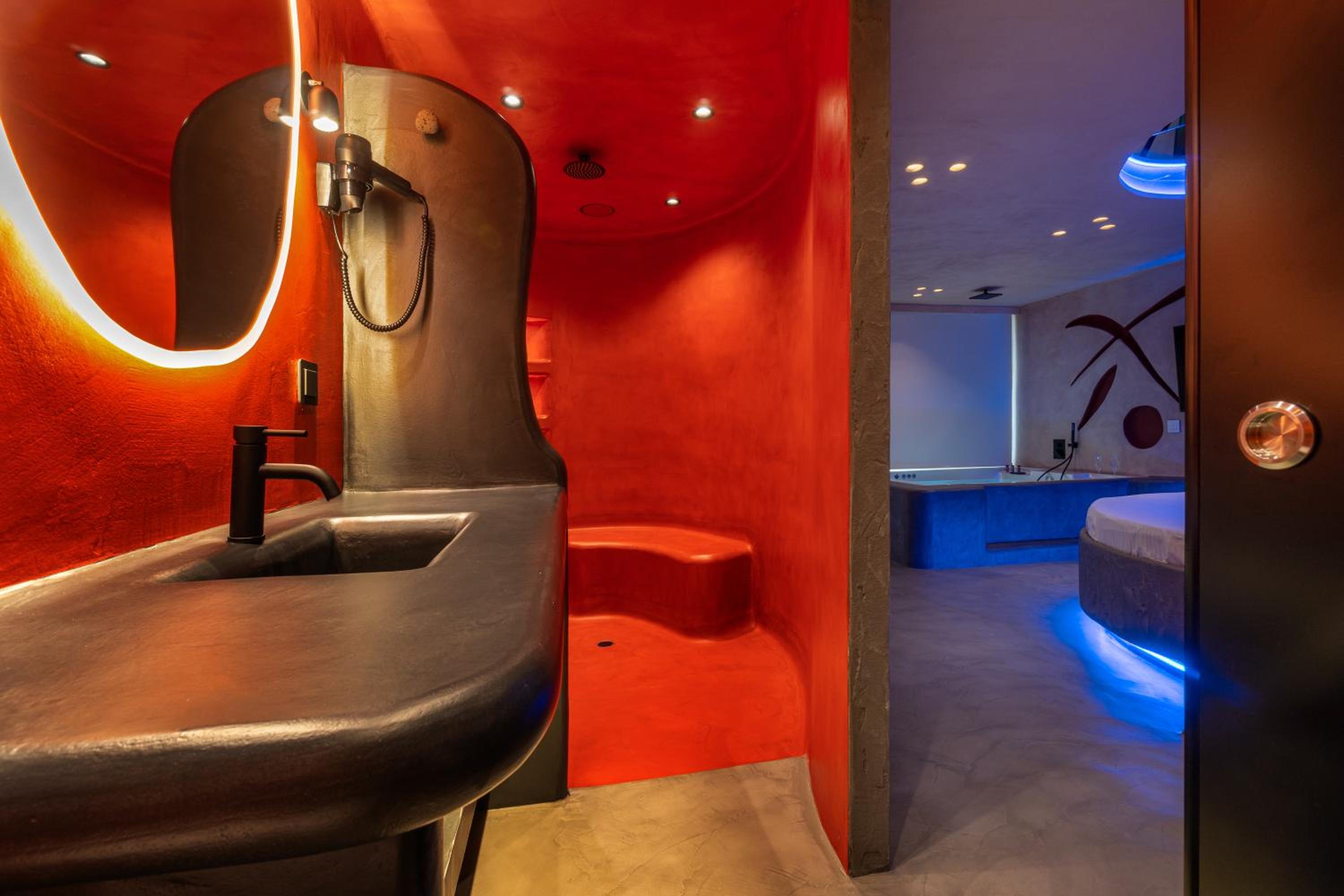 King Suite with Spa Bath - Photo 7