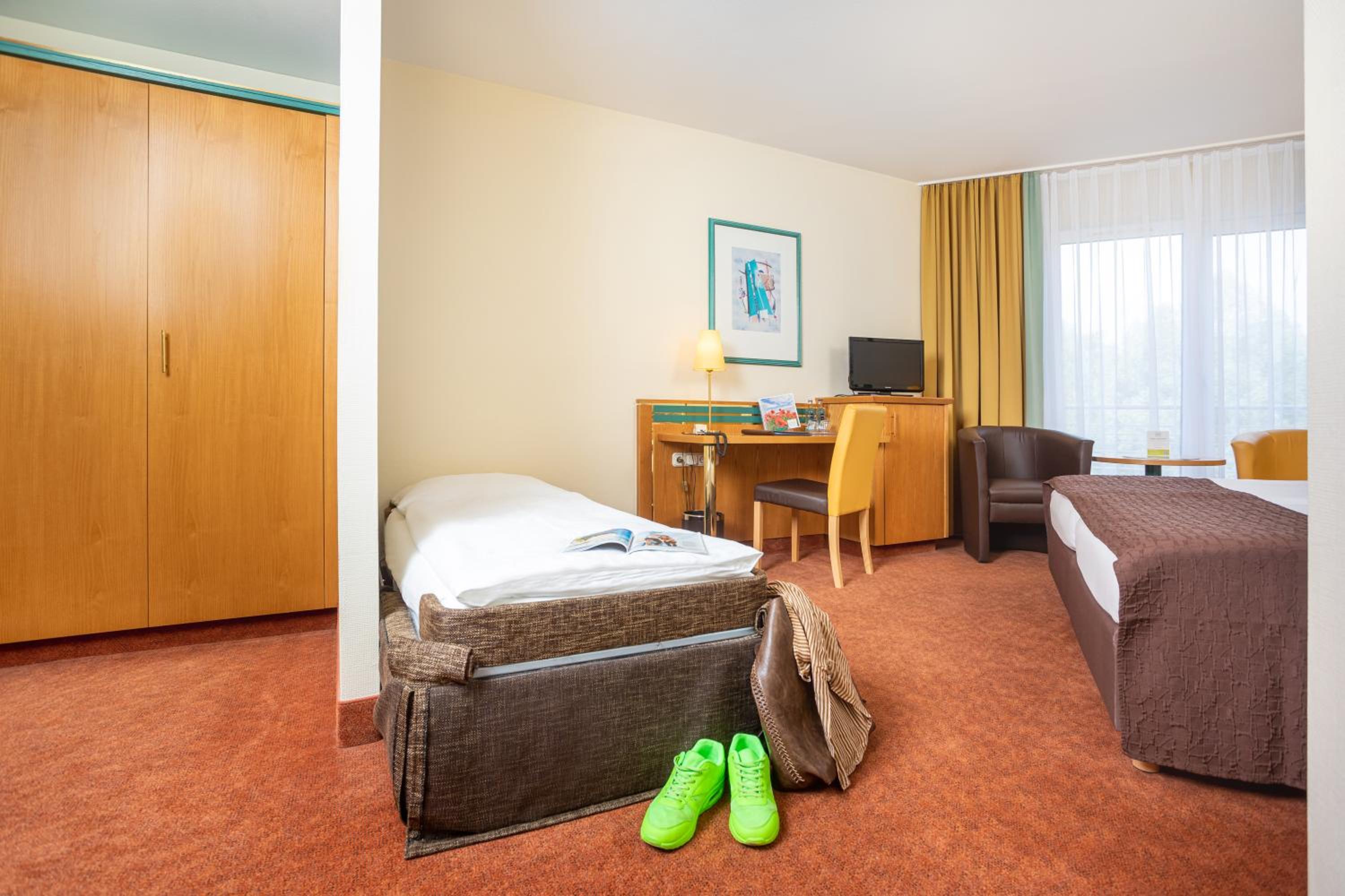 Family Room (2 Adults + 1 Child)