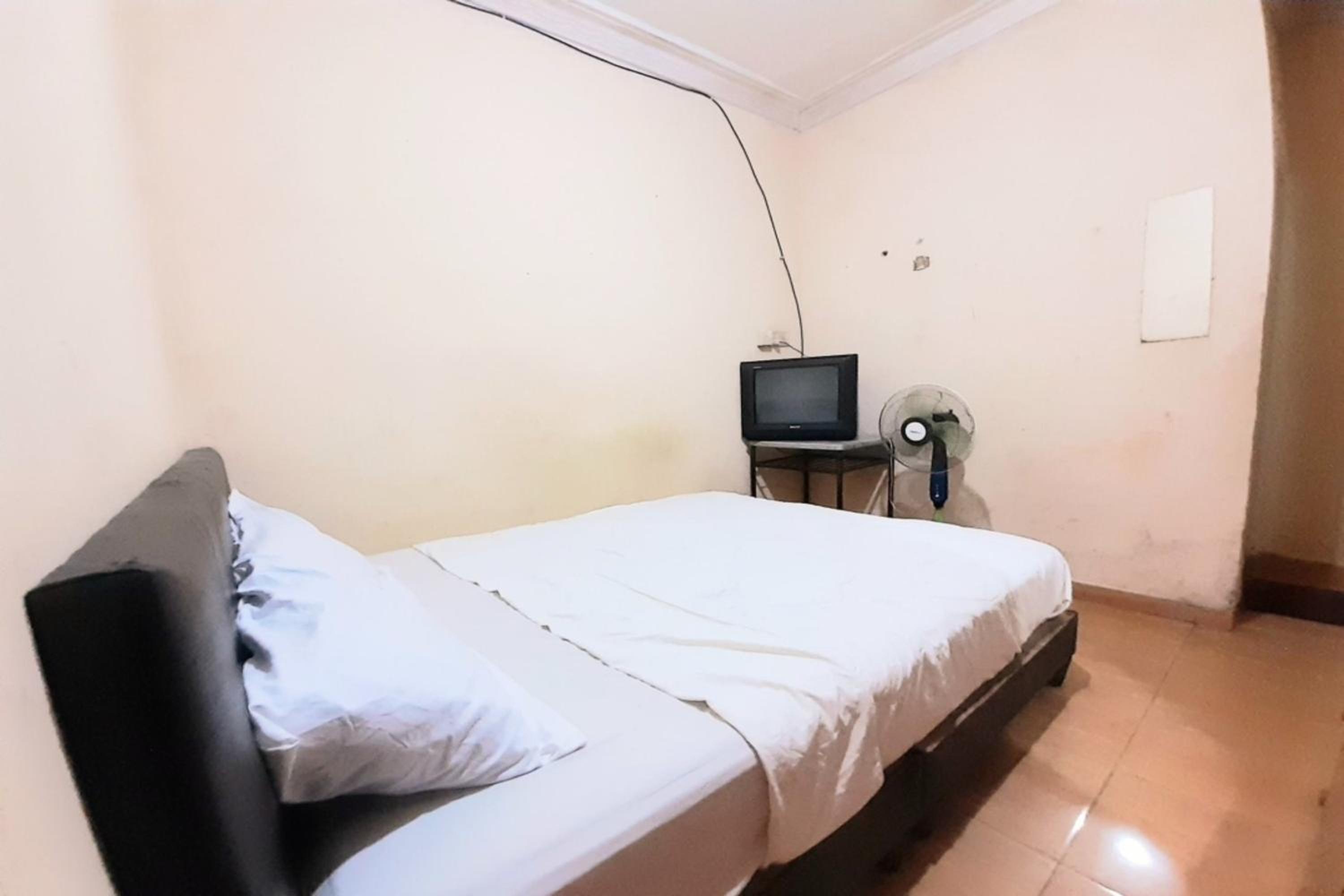 Budget Double Room - Photo 8