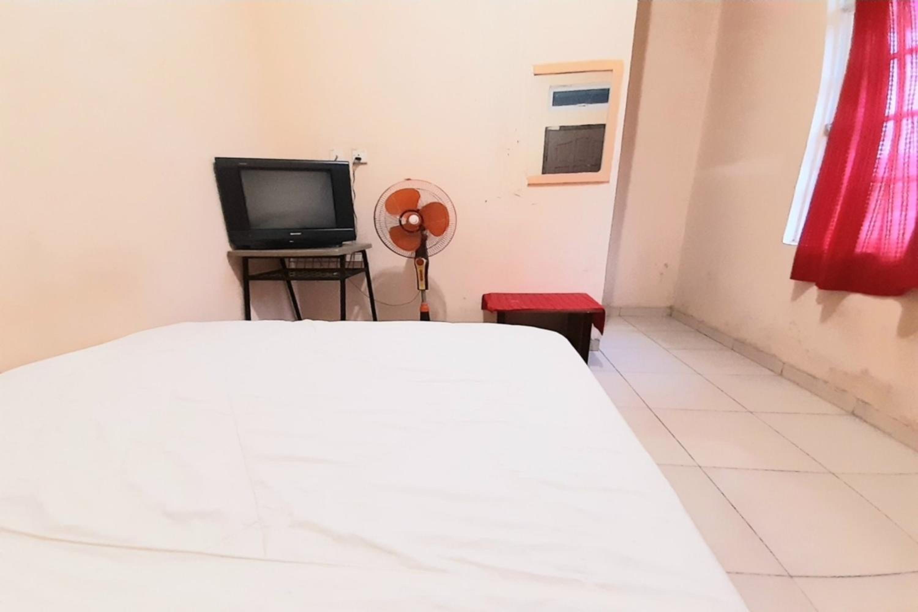 Budget Double Room - Photo 9