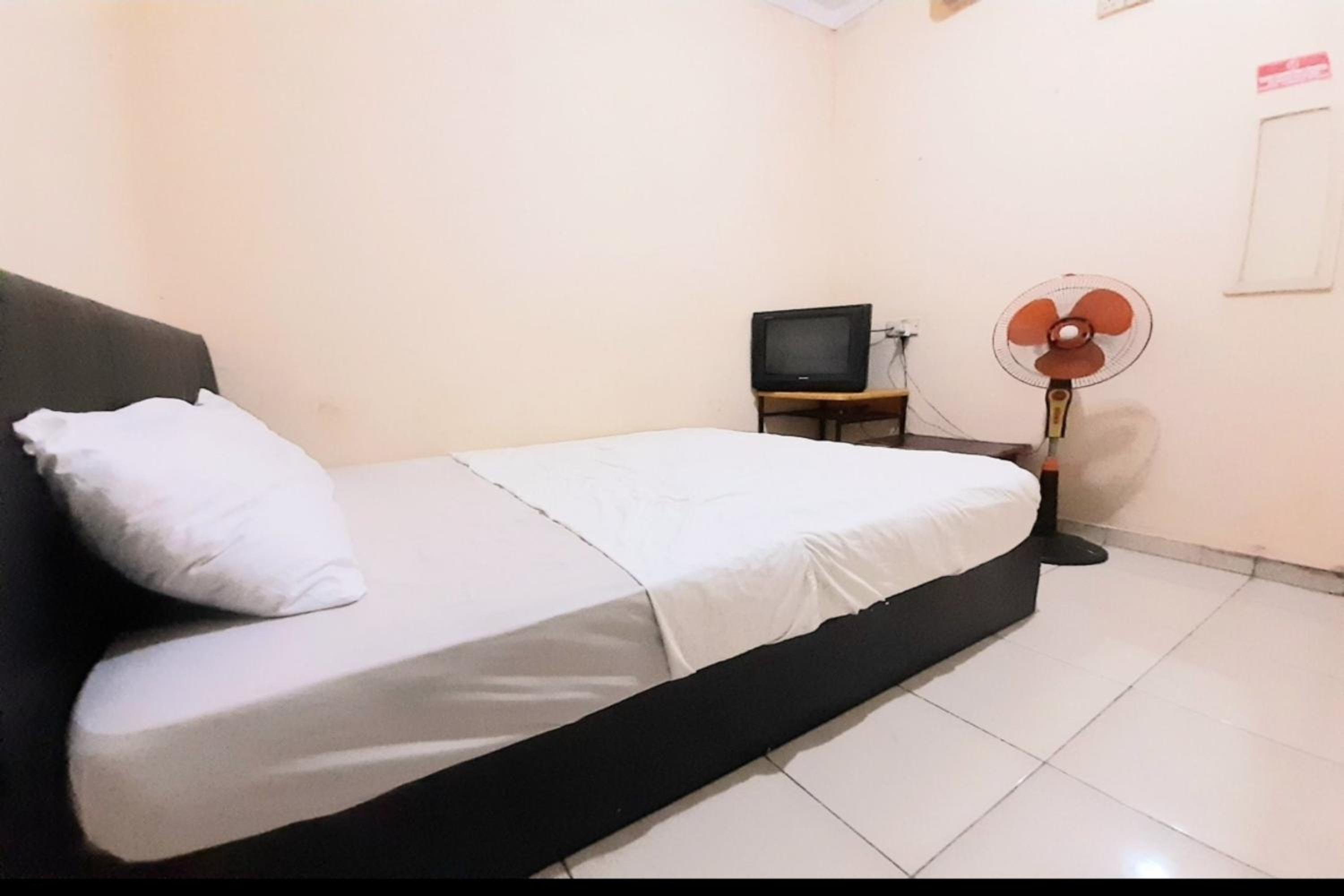Budget Double Room - Photo 11