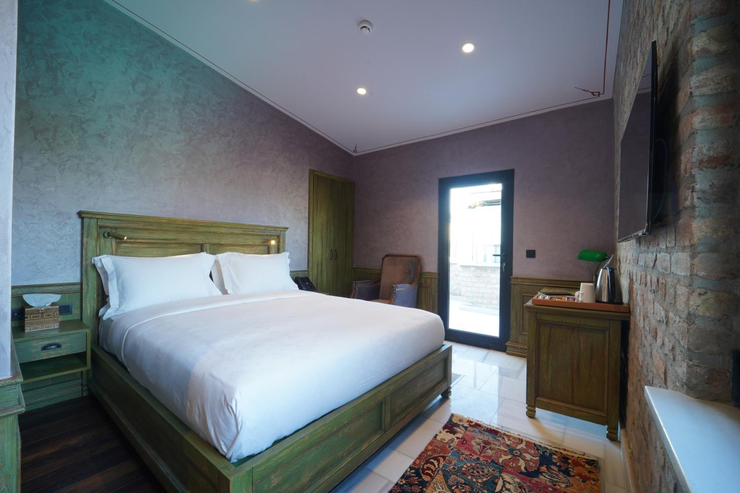 Queen Room with Balcony photo 1