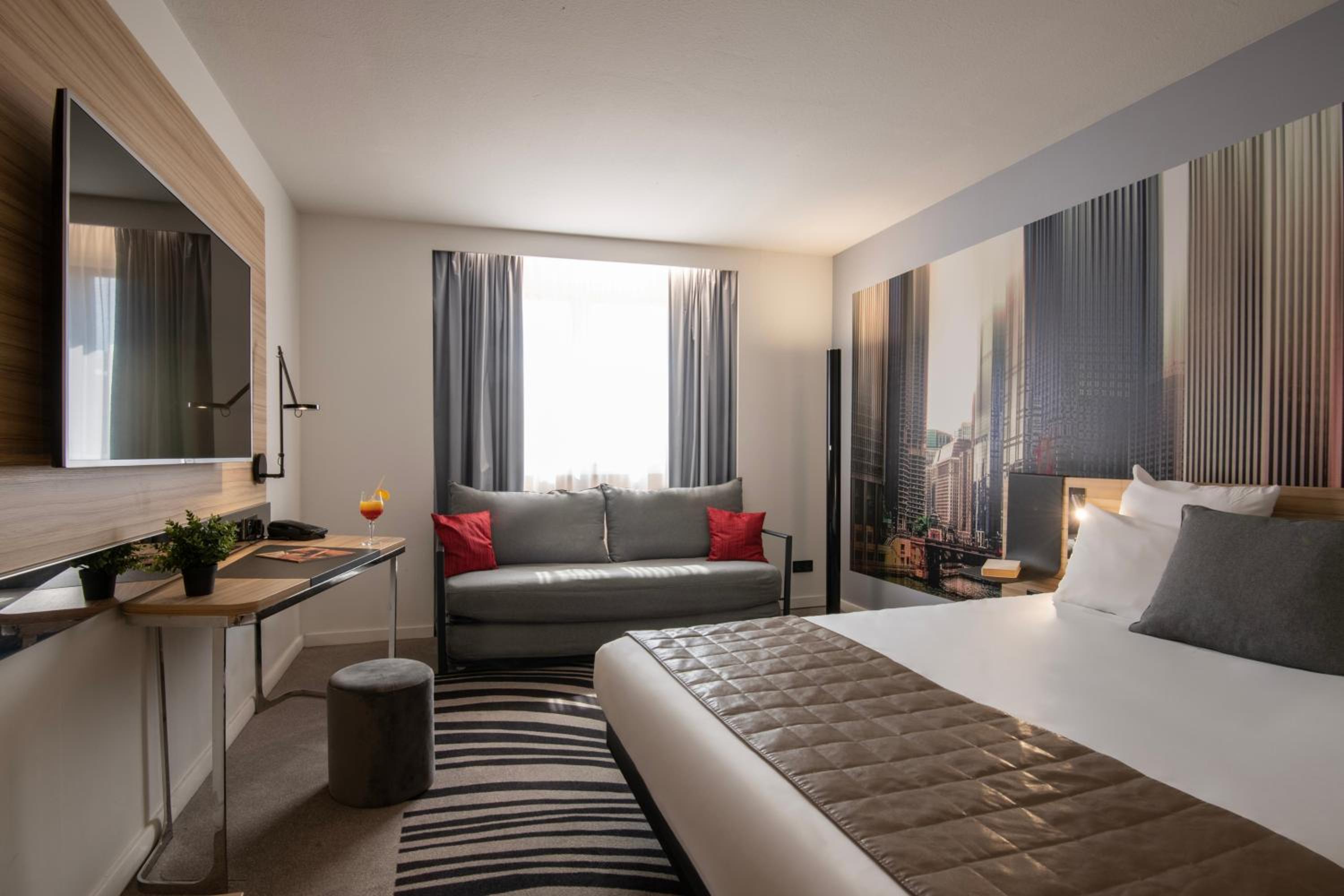 Superior Family Room with One Double Bed and Two Single Beds - Photo 5