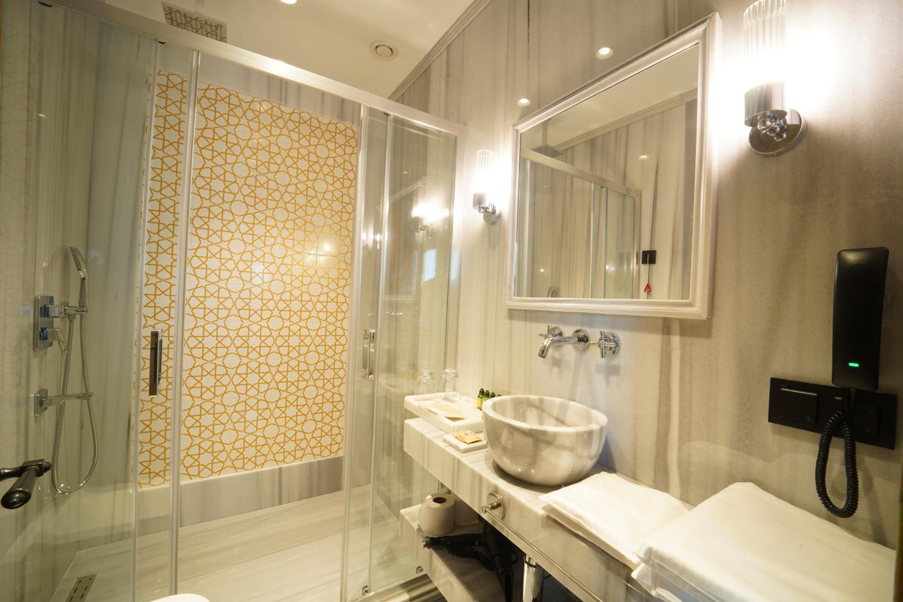 Queen Room with Balcony photo 2