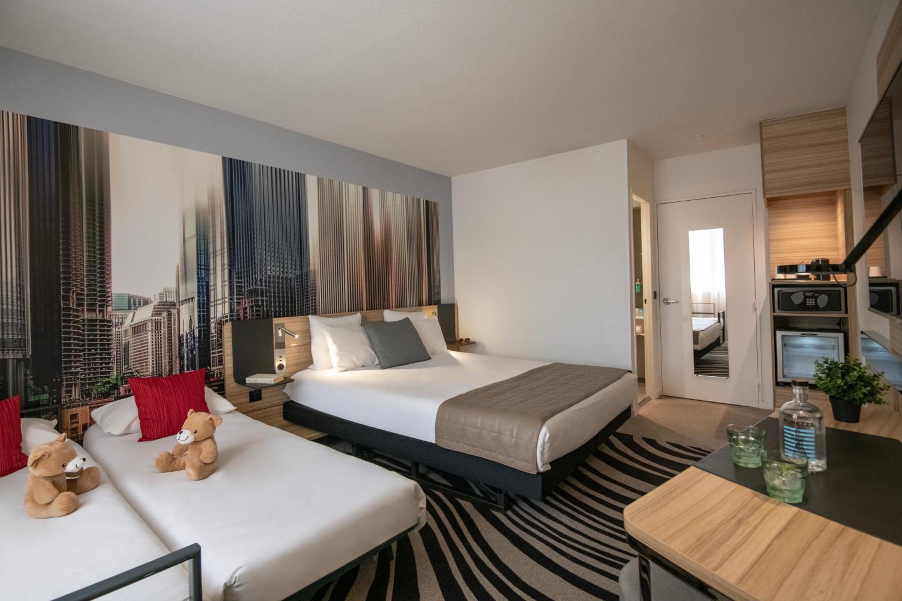 Superior Family Room with One Double Bed and Two Single Beds - Photo 4
