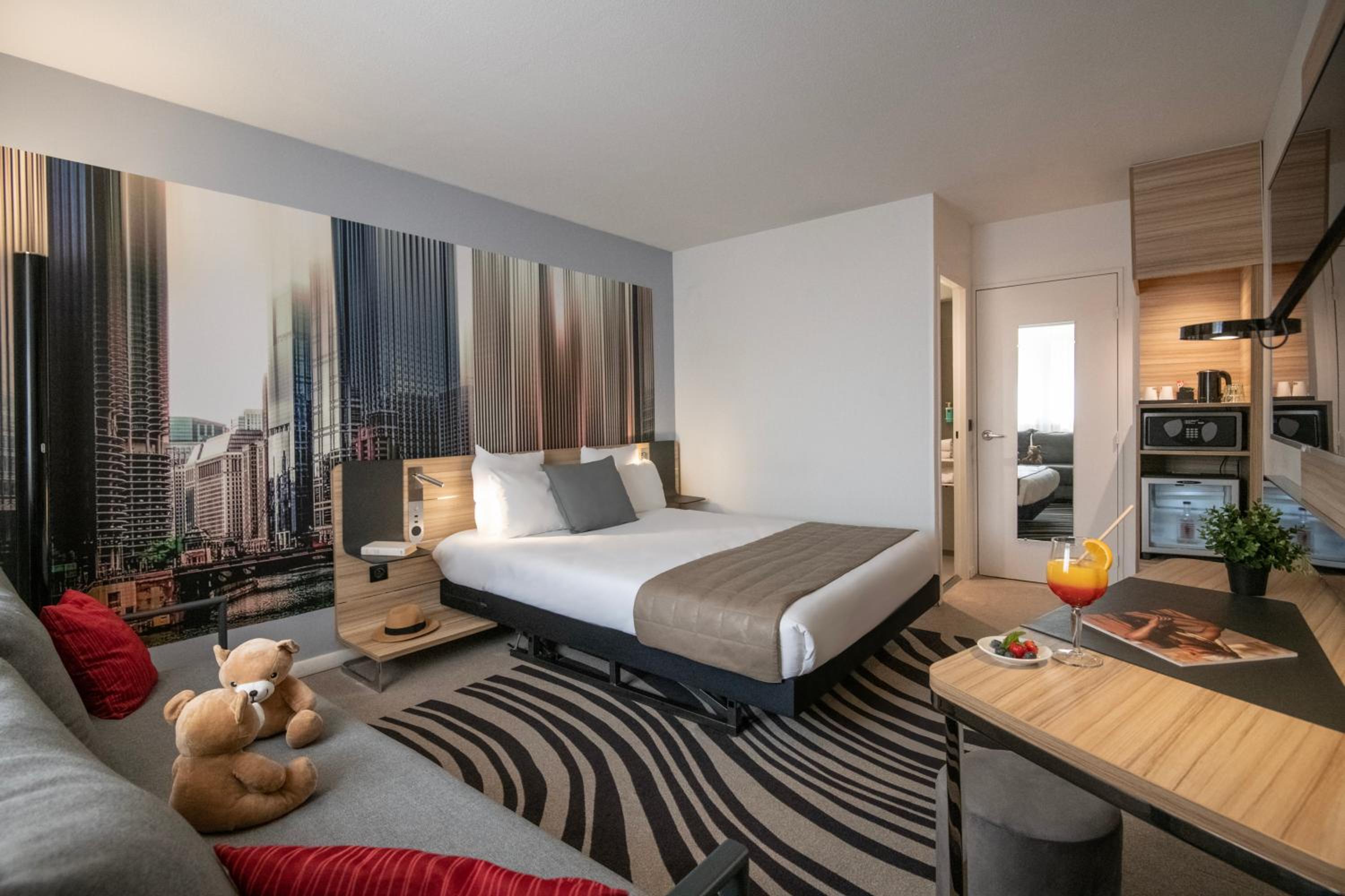 Superior Family Room with One Double Bed and Two Single Beds - Photo 3