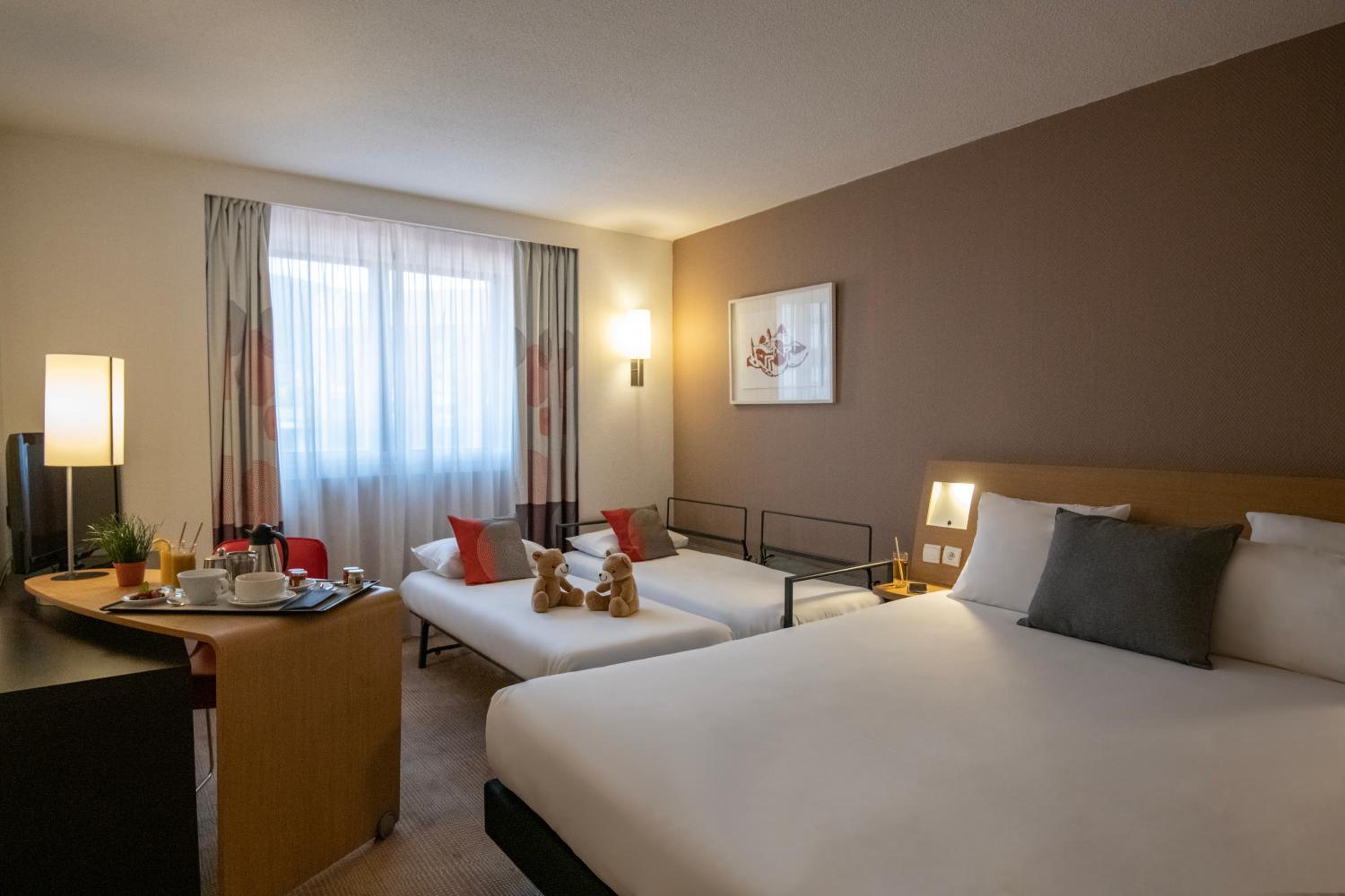 Classic  Family Room with Double Bed and Two Single Beds - Photo 1