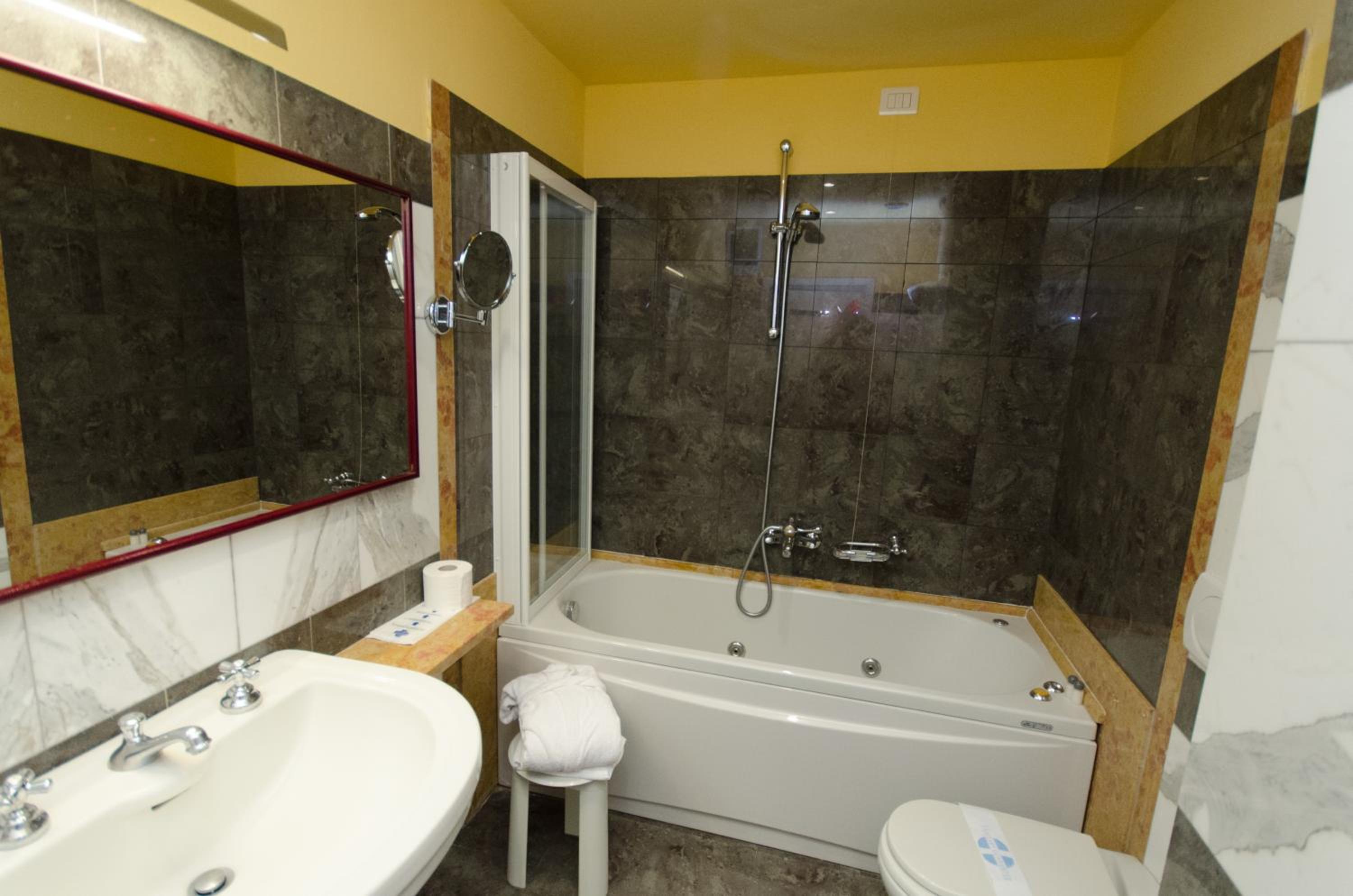 Suite with Balcony - Photo 4