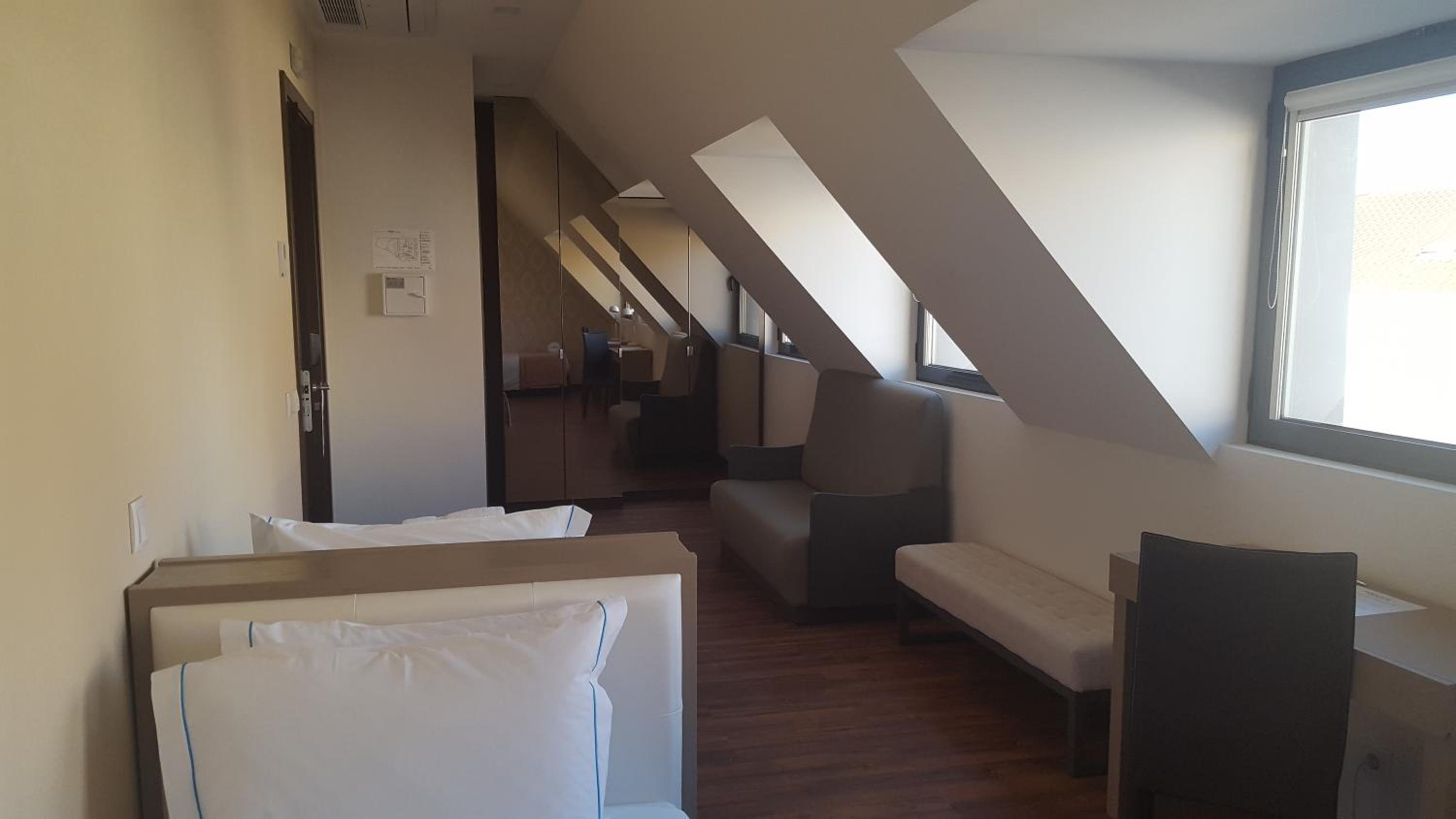 Standard Triple Room thumbnail 5