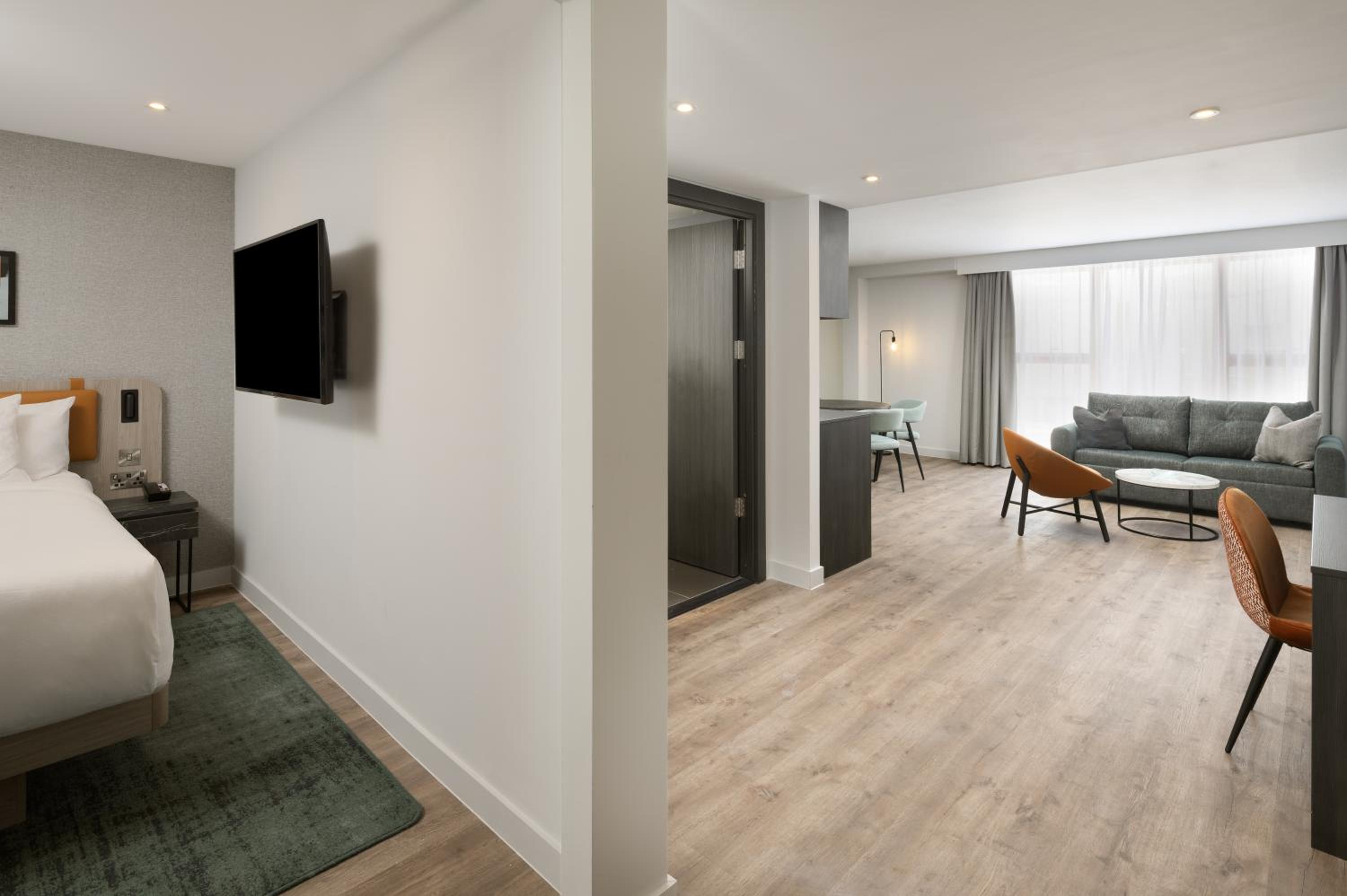 One-Bedroom Queen Suite with Sofa Bed - Photo 4